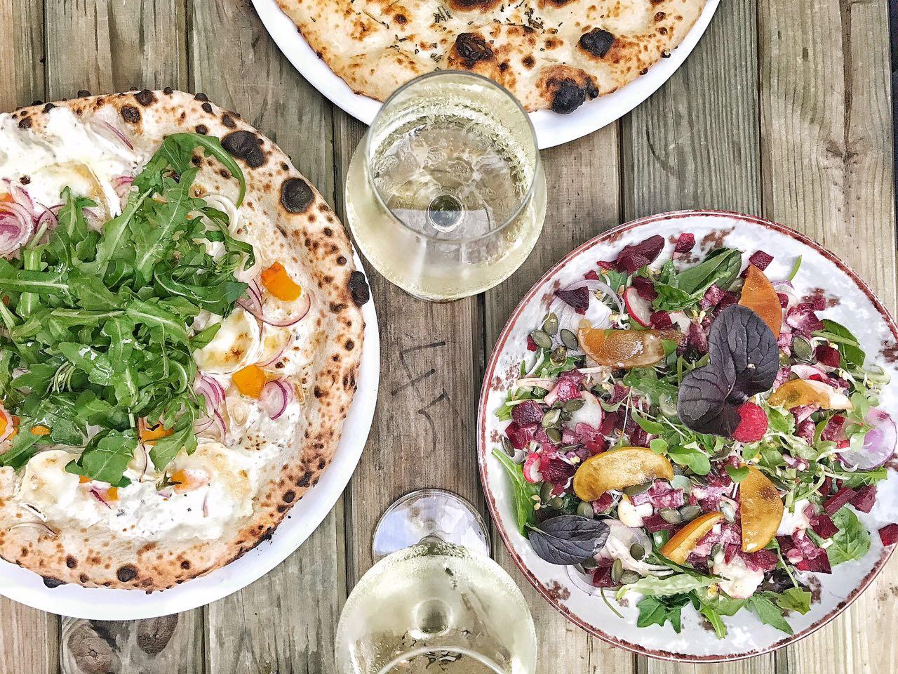 Wir lassen es uns gut gehen mit Rote Bete Salat und neapolitanischer Pizza. #foodlover #hamburg #jill