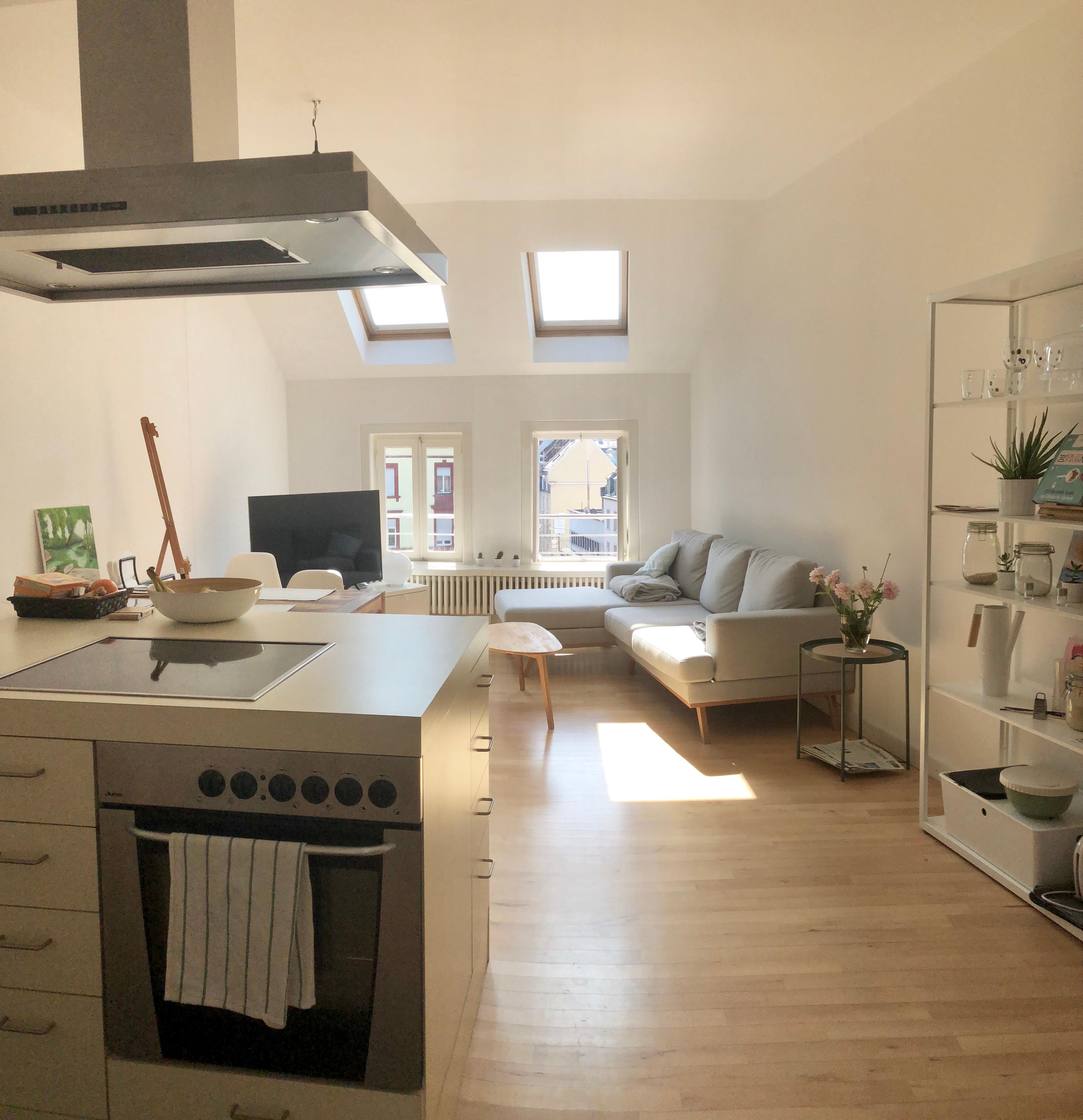 Wir lieben den kleinen, offenen Wohnraum und die Dachfenster, die den Raum so schön belichten #altbau#weiss#kücheninsel