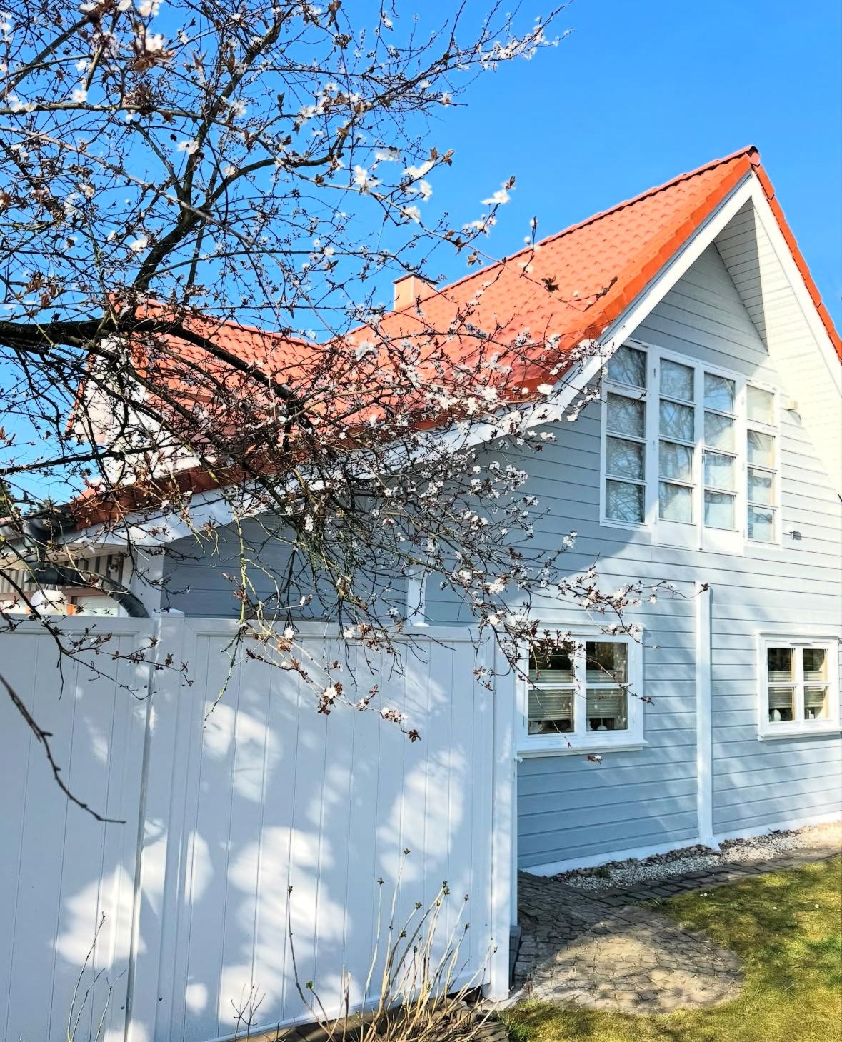 Wir lieben die neue Farbe unseres Hauses #holzhaus #holzhausromantik