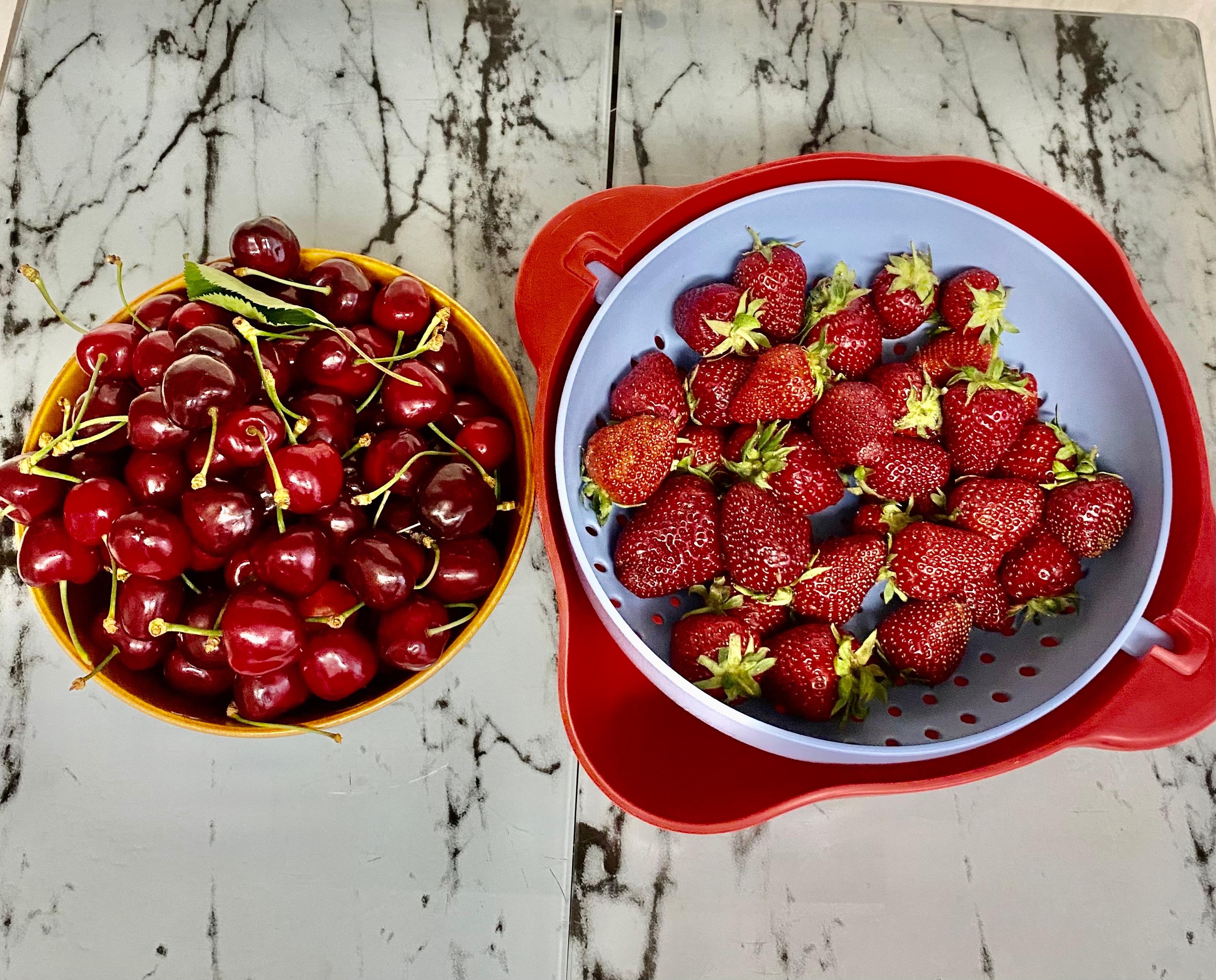 Wir lieben diese Jahreszeit 😋
#obst #erdbeeren #kirschen #garten