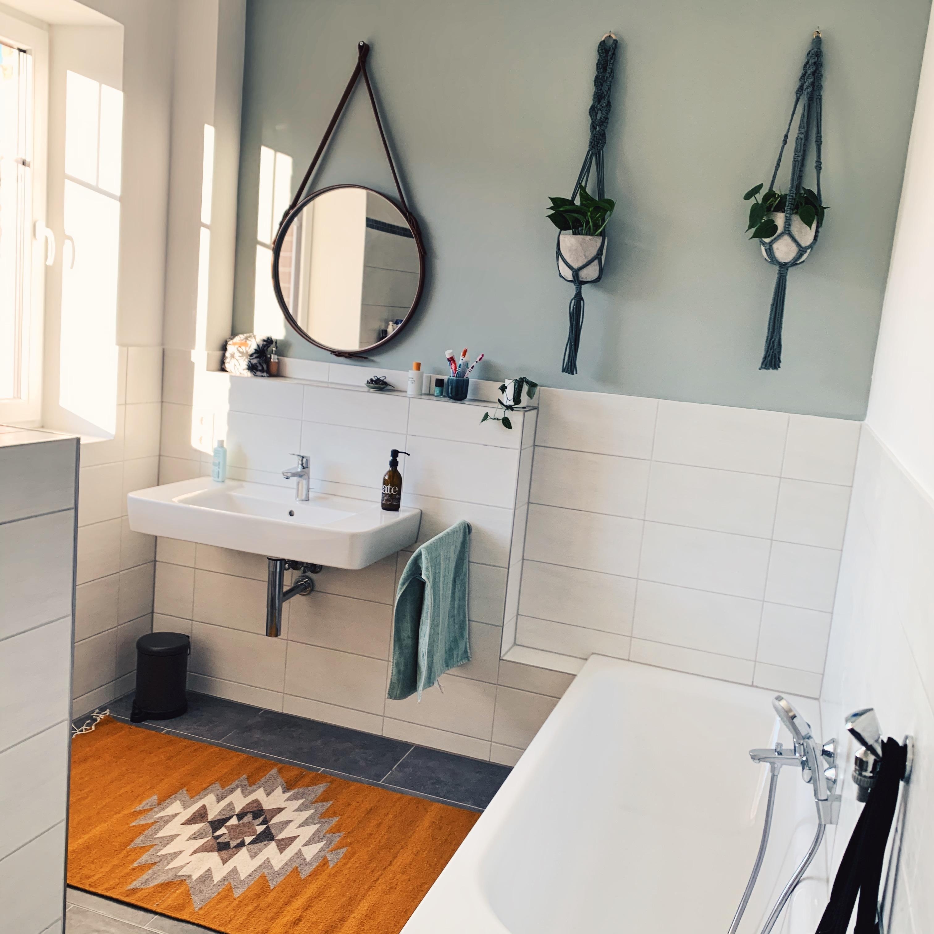 Wir lieben unser neues Badezimmer mit DIY Spiegel und Blumenampeln  #bathroom #livingchallenge