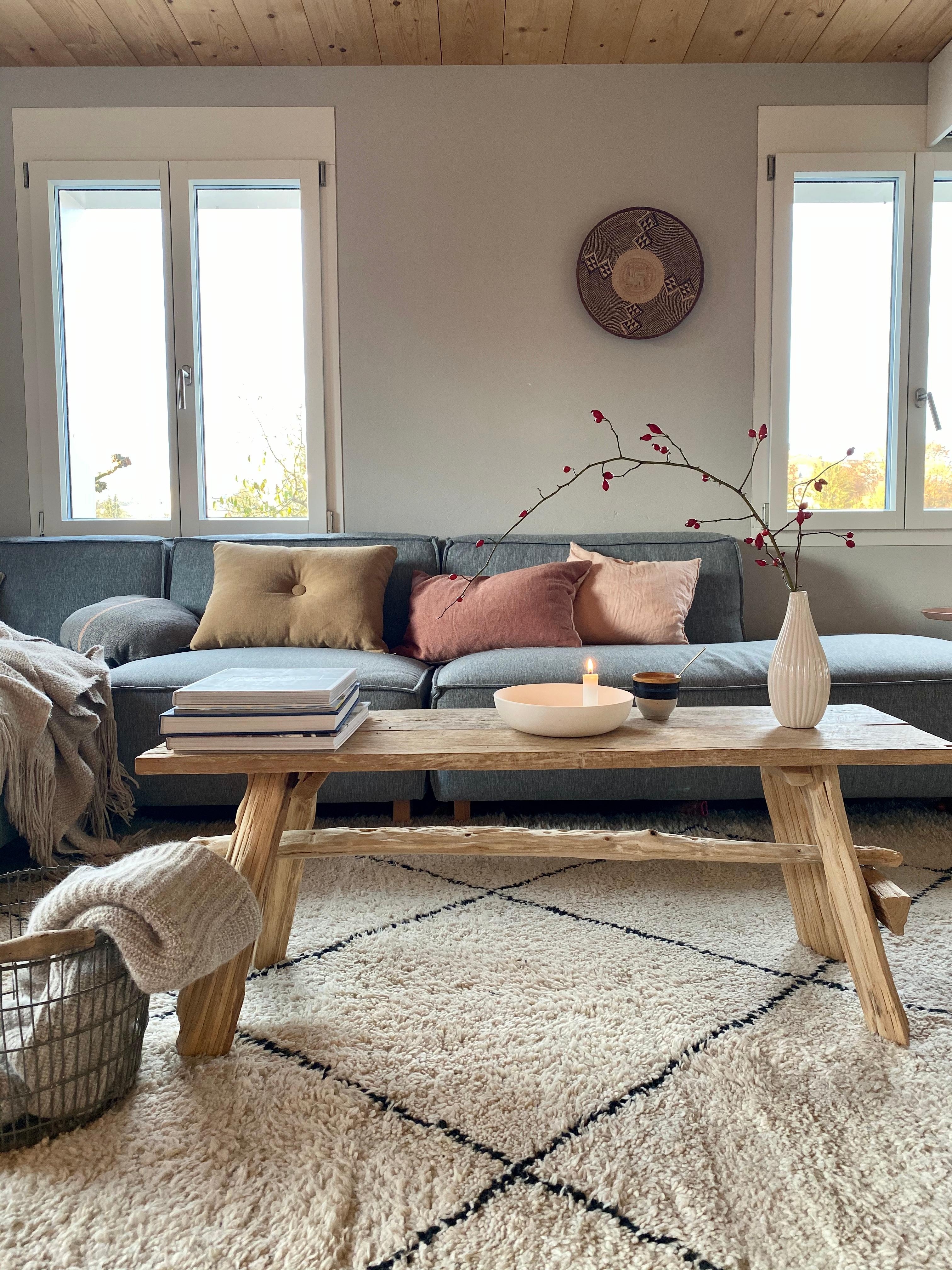 Wir lieben unser neues Sofa und auch sonst gab es ein paar Veränderungen im Wohnzimmer.  
#couch#wohnzimmer#sofaecke