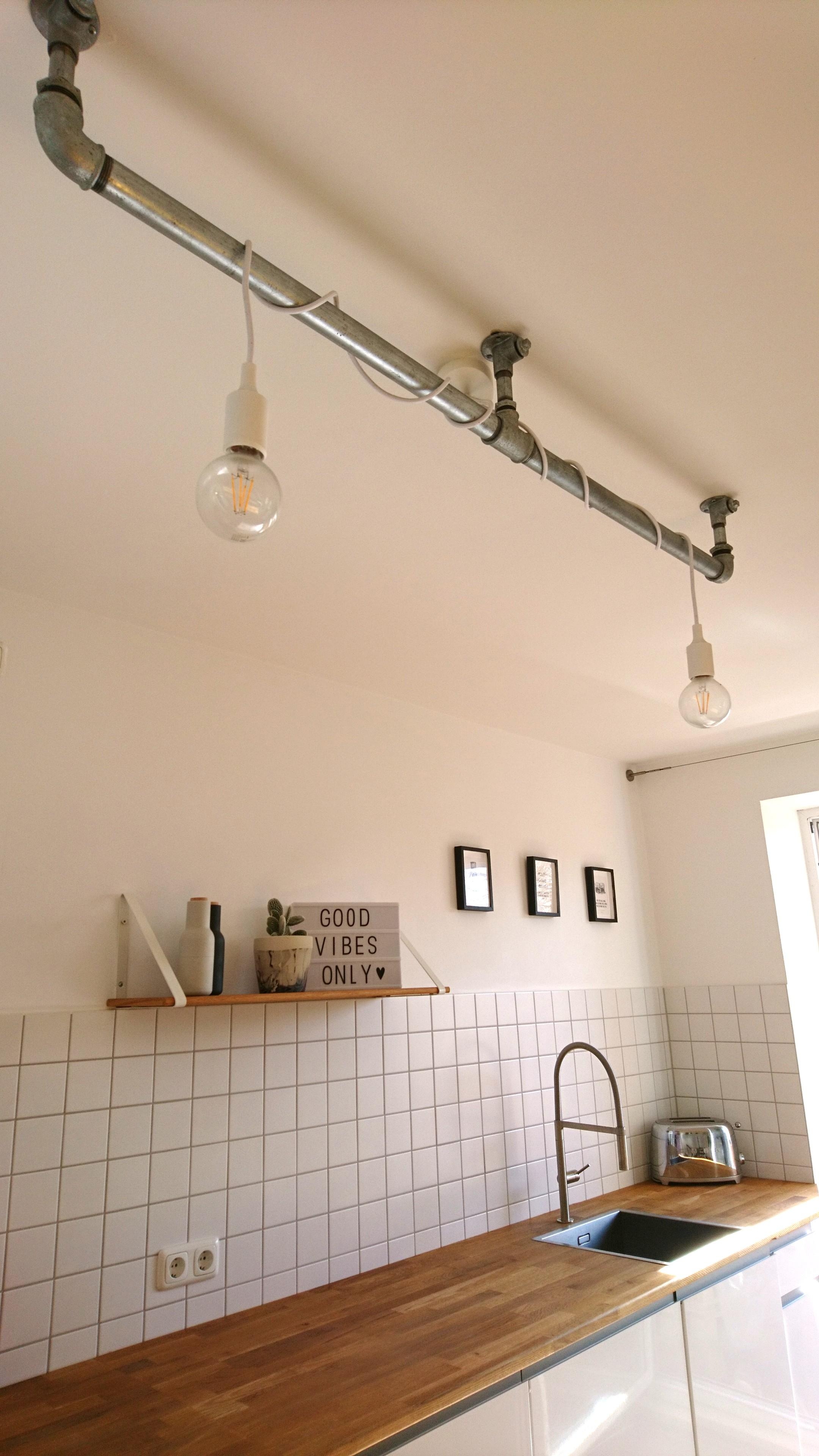 Wir lieben unsere selbstgebaute Küchenlampe! ❤️☀️💡
#living #home #küche #diylampe #weißeküche #diy #lampe