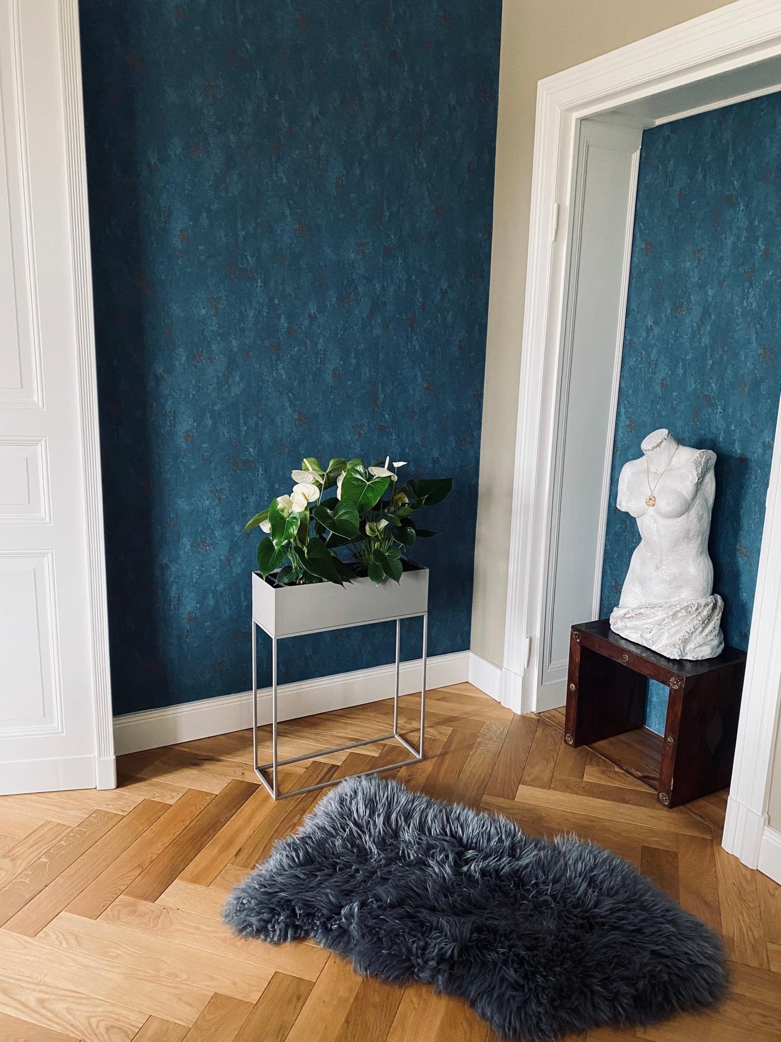 Wir nennen unser Esszimmer liebevoll: blauer Salon 💙 #esszimmer #büste #tapete #blau #fell #fischgrätenpakett