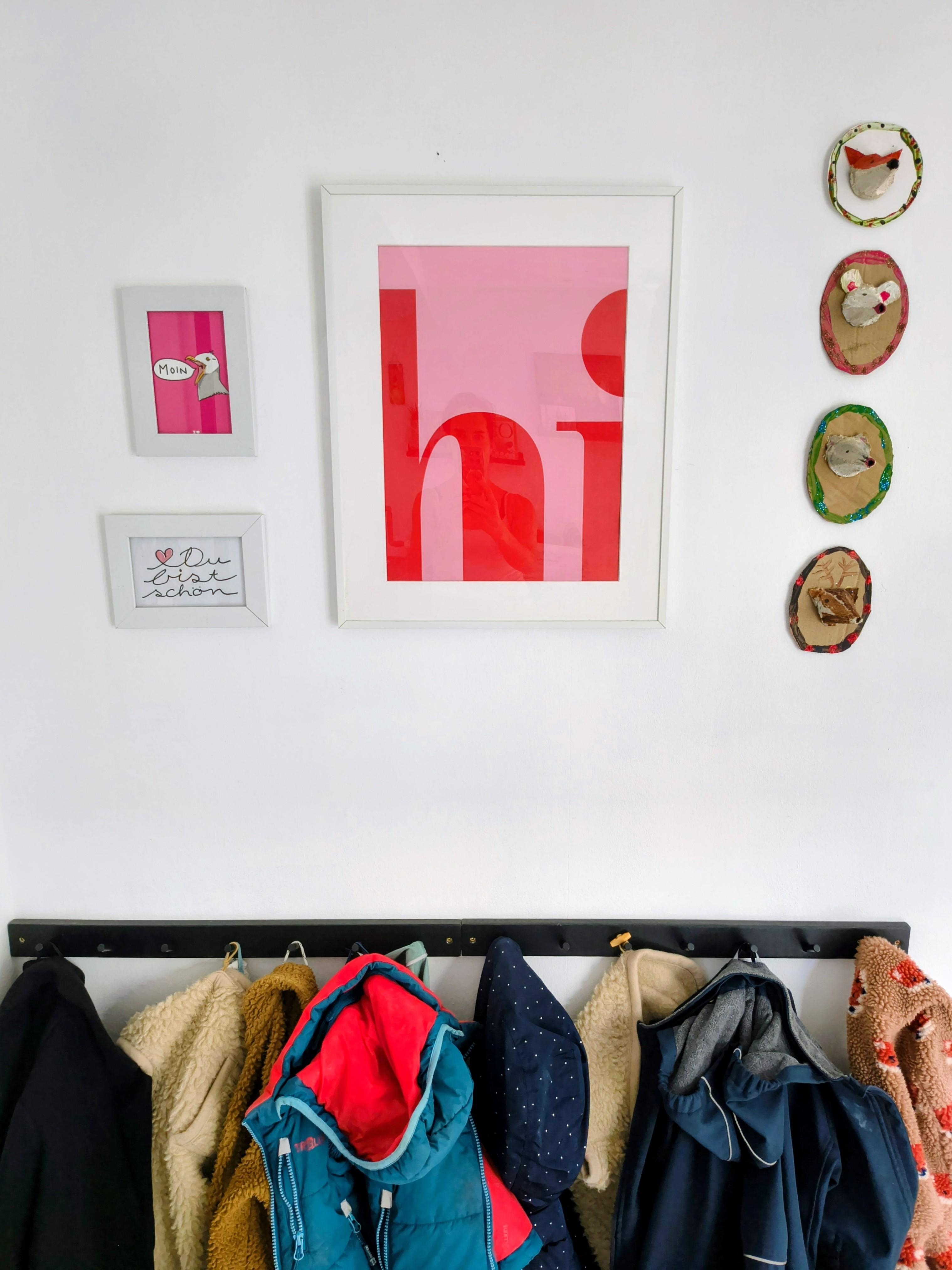 Wir planen eine geschlossene #Garderobe. Erstmal tut es aber auch die offene #Kindergarderobe #farbenfroh 