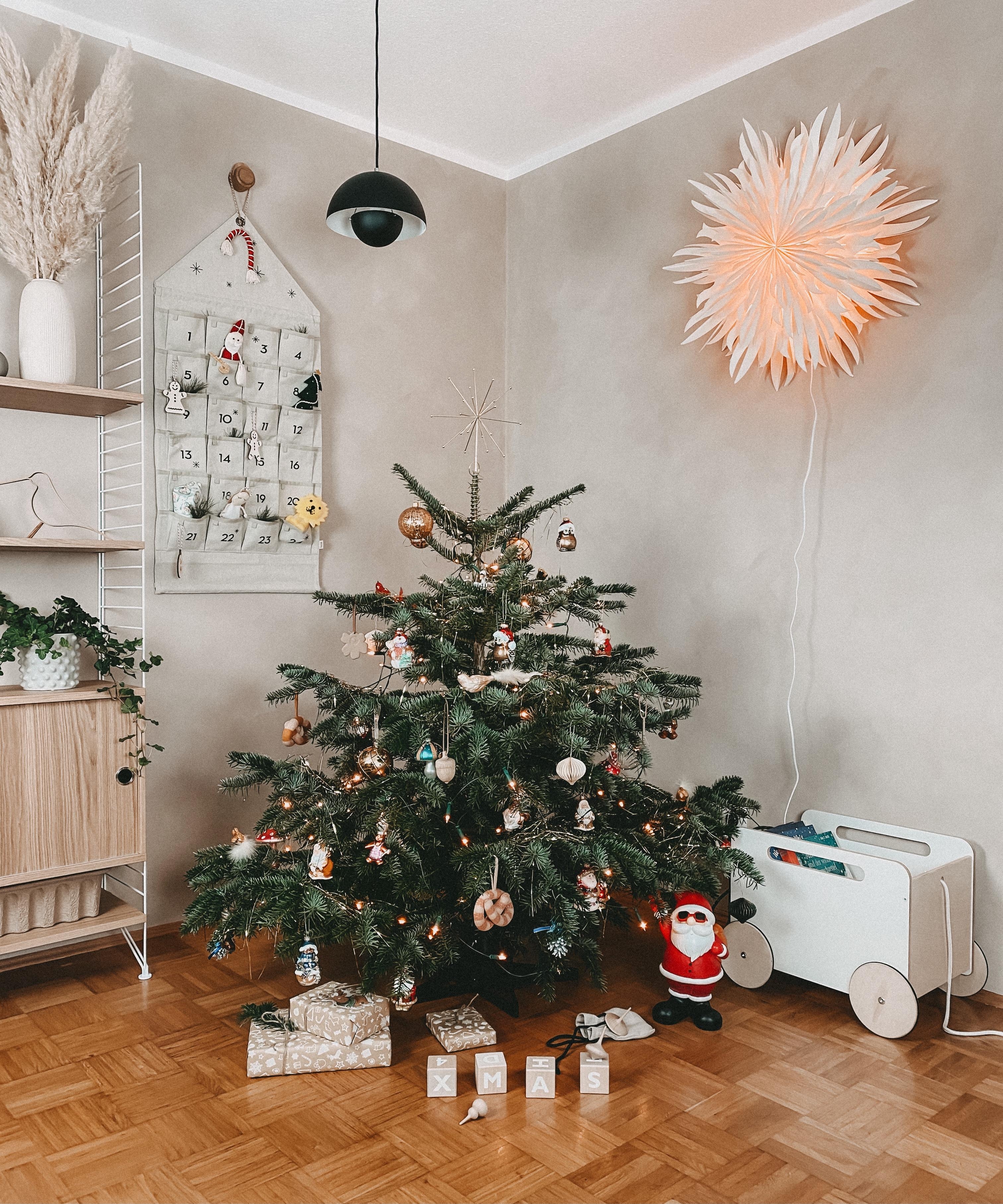 Wir sind bereit 🎄 #weihnachtsbaum #weihnachten #wohnzimmer #kalklitir #christmasmood 