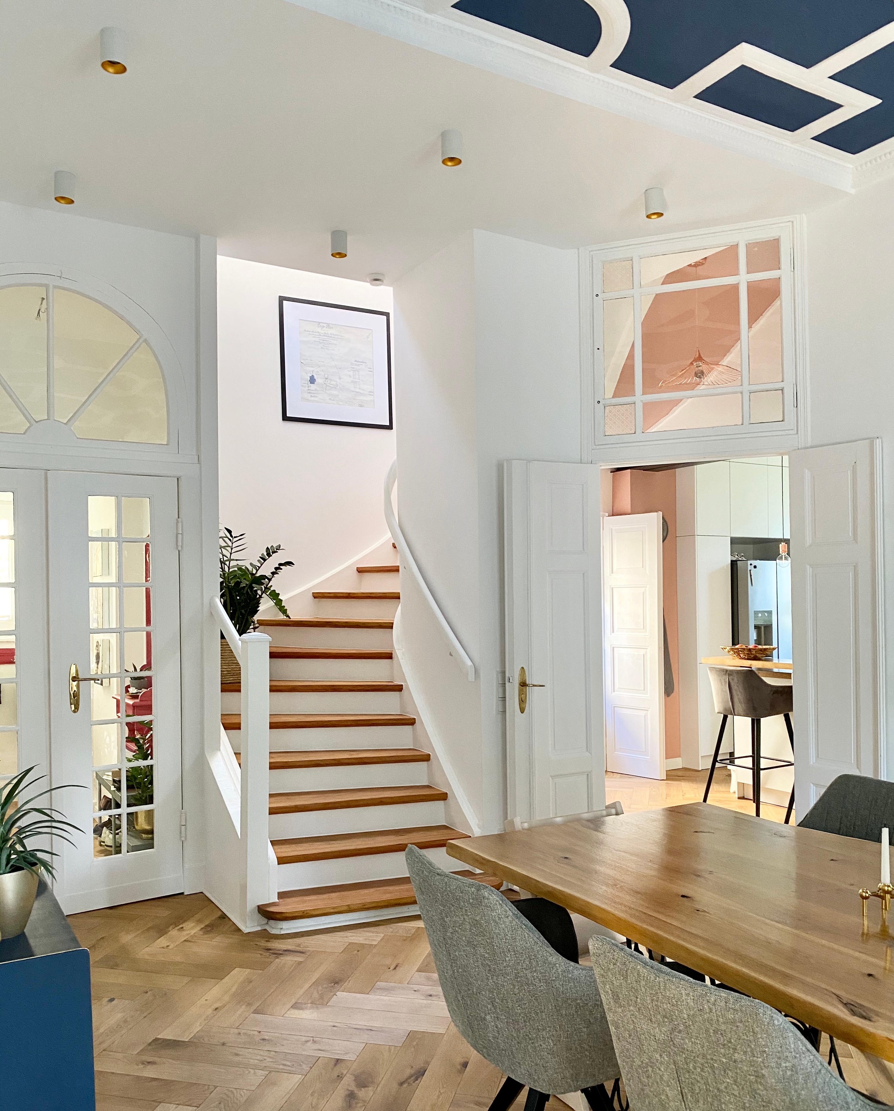 Wir sind ein offenes Haus ☺️ #altbauliebe #esszimmer #küche #treppe