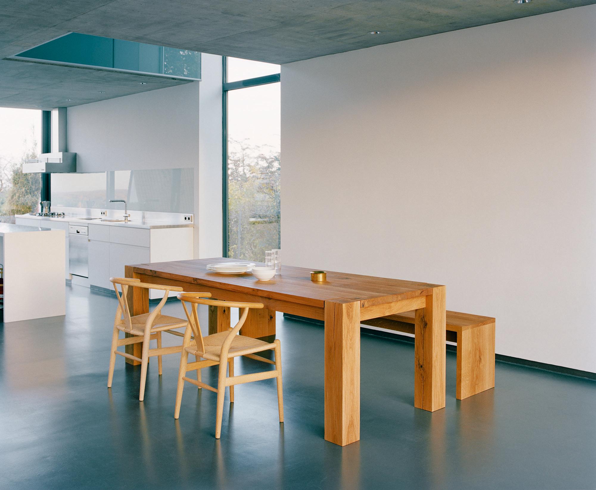 Wishbone Chair trifft Massivholztisch #küche #holztisch #esstisch #holzbank #minimalistisch #panoramafenster #zimmergestaltung ©E15