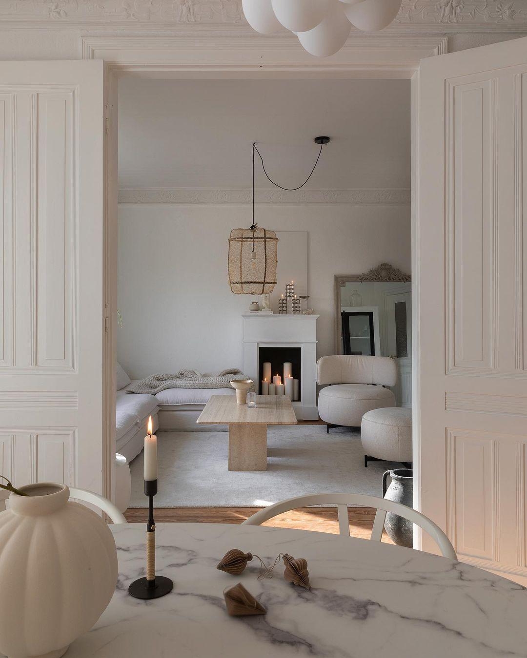 With #doors wide open🚪
#flügeltür #wohnzimmer #einblick #kerzen #kamin #whiteliving #interior #design #couchstyle #cozy