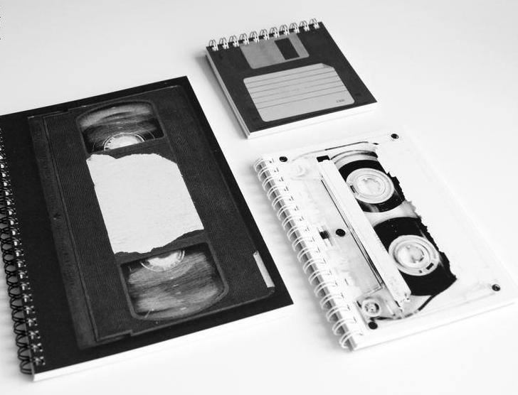 Witzig. Zumindest für Leute aus den 80er. Tape, Videokassette, Diskette als Notizbücher.
#deko #musik #etsy #clauspeter