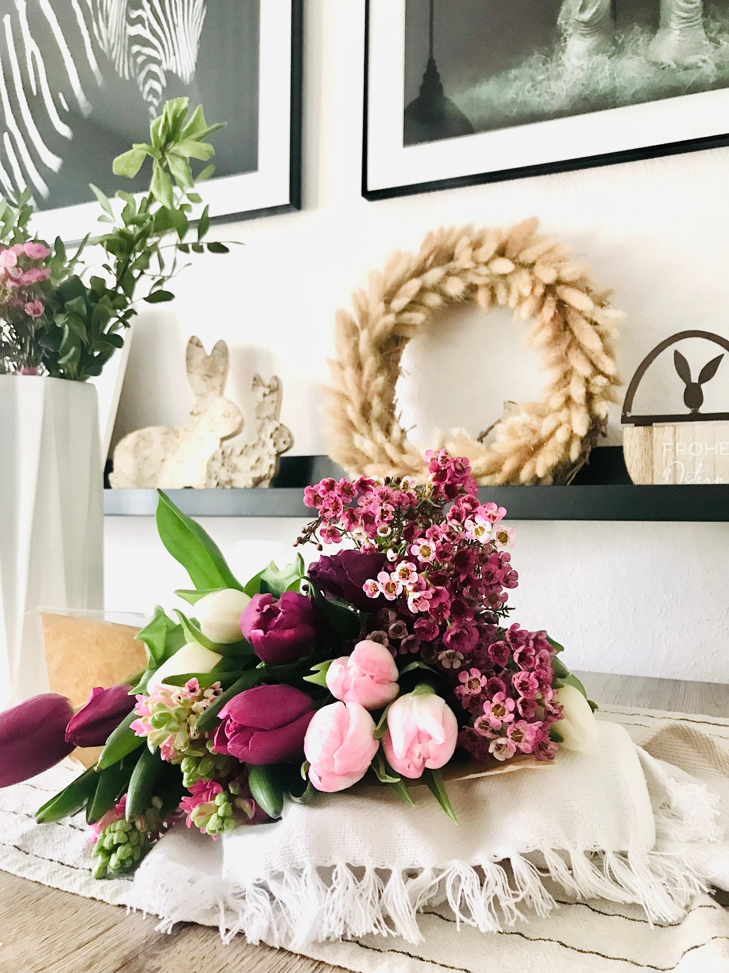 Wochenend Blumen 💐 
#vase #wandboard #tulpen #spring #osterdeko #home #esstisch #kranz #tischläufer #holzhase 