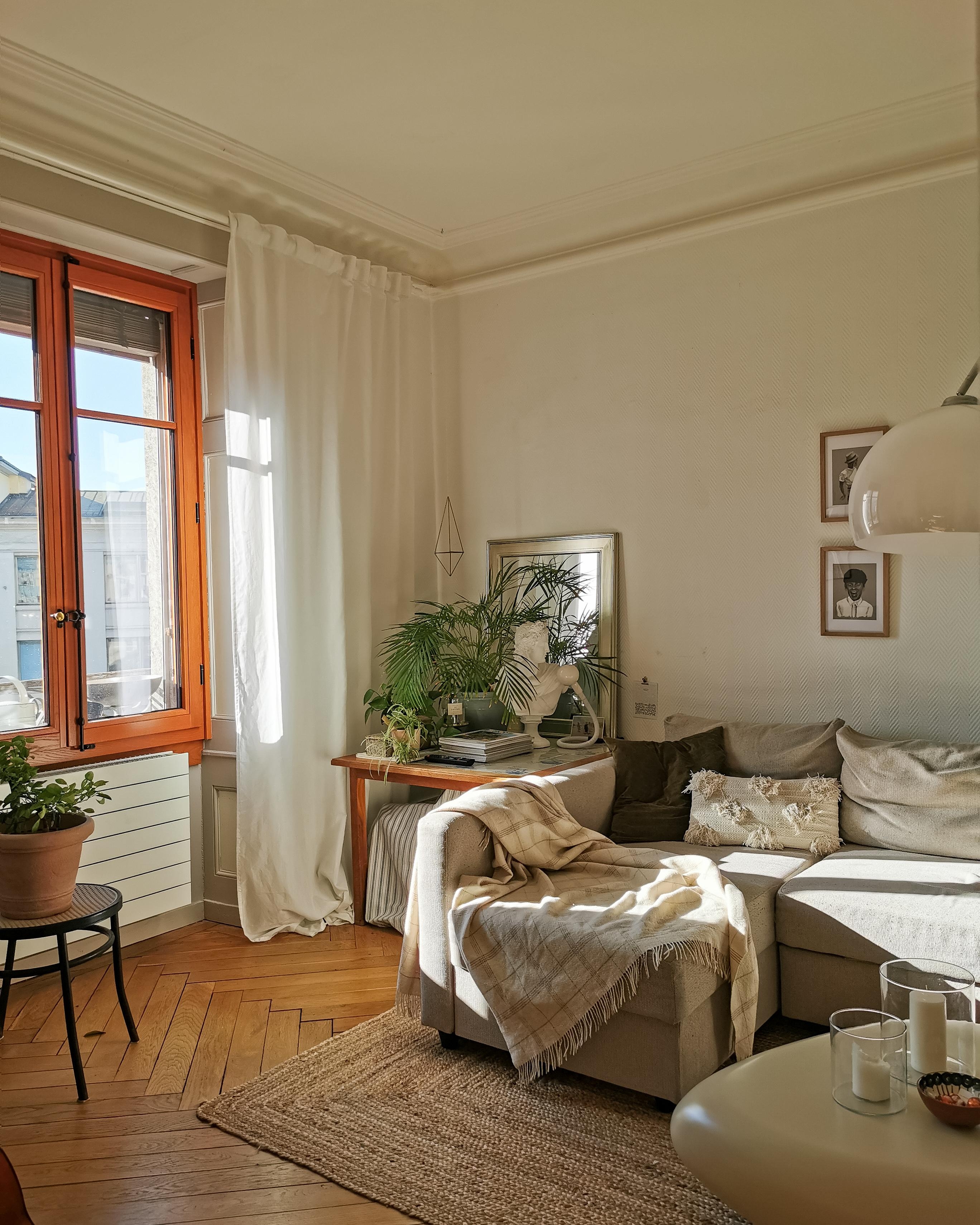 Wochenende 🙌🌿 #wohnzimmer #holzfenster #beige #pflanzen