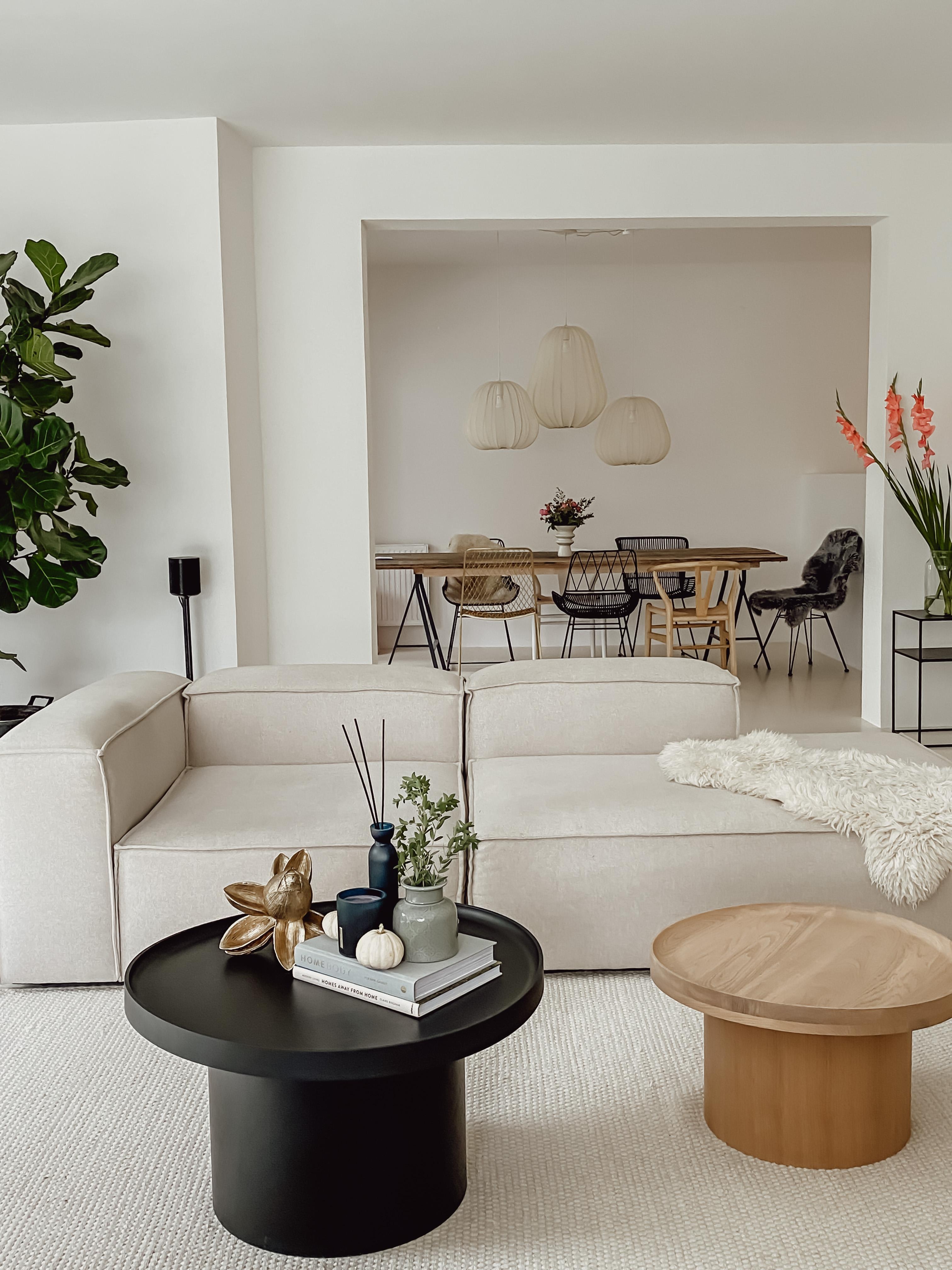 WOCHENENDE 🙌 #wohnzimmer #lennon #couch #wohnbereich #interior #bolia #pendelleuchten #minimalliving #beige