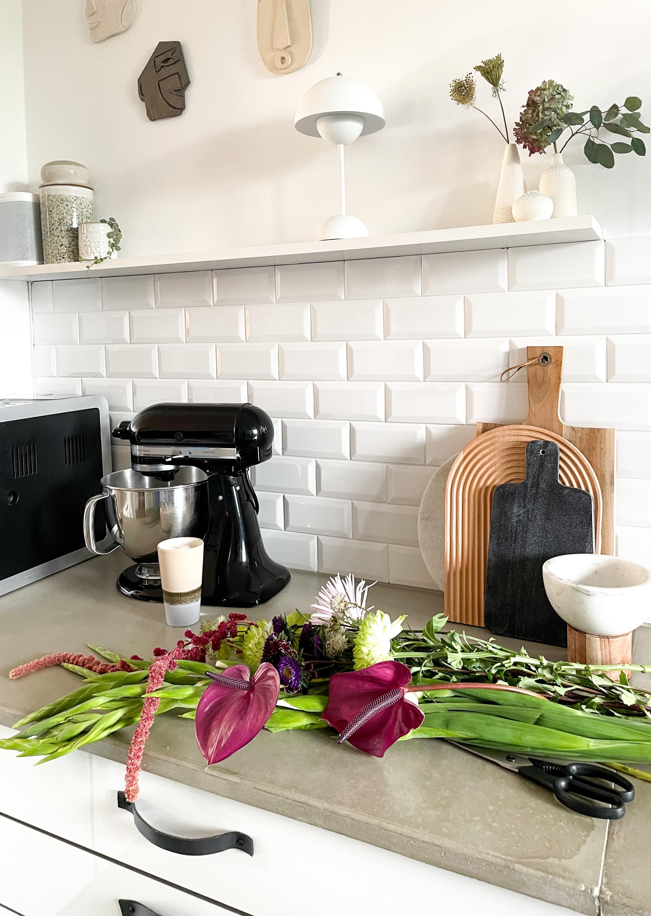 Wochenende! Zeit für die wichtigen Dinge ...🌿

#Küche #Küchenaccessoires #Blumen