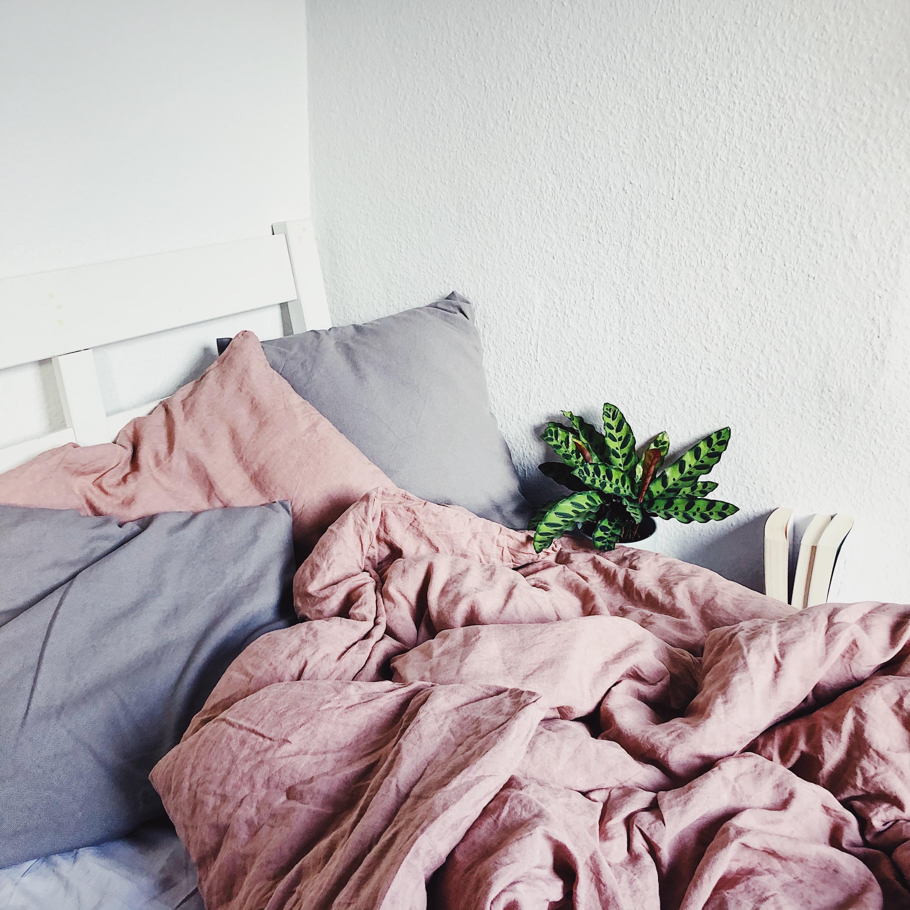 Wochenenden sind doch einfach für Kaffee im Bett reserviert, oder was denkt ihr? 
#Schlafzimmer #Leinenbettwäsche 