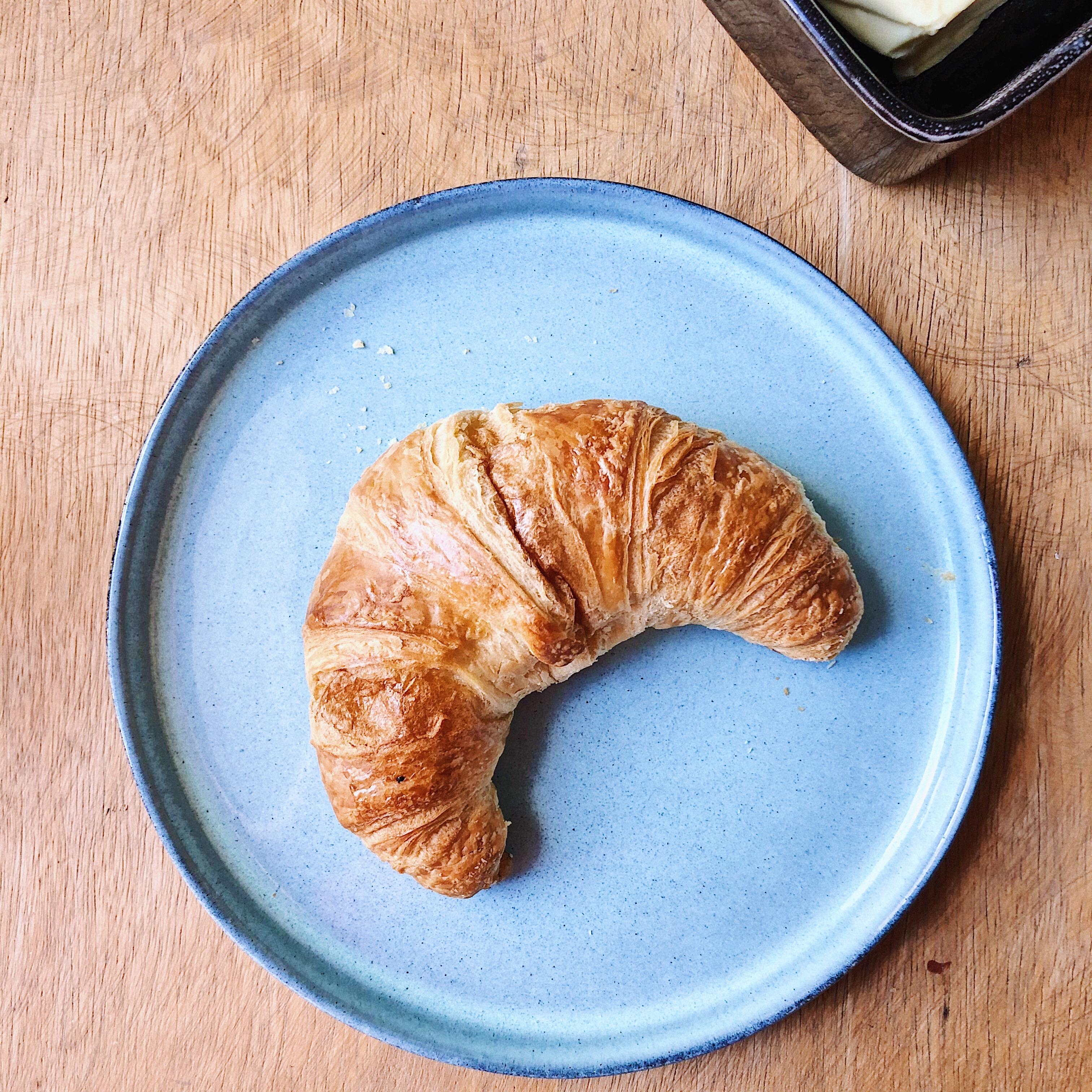 Wochenenden wurden für Croissants erfunden 🥐 
#Frühstück #Teller #Porzellan #Keramik
