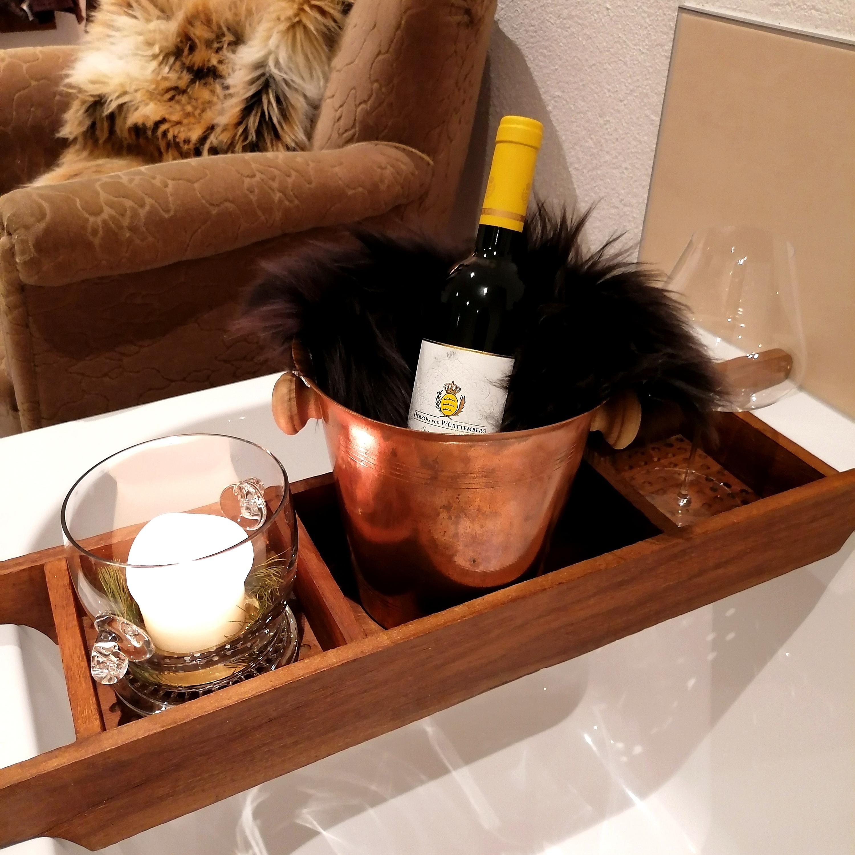 Wohltuende Auszeit im Kerzenschein und dem passenden Wein. 
#chalet #alpenstil #upcycling 