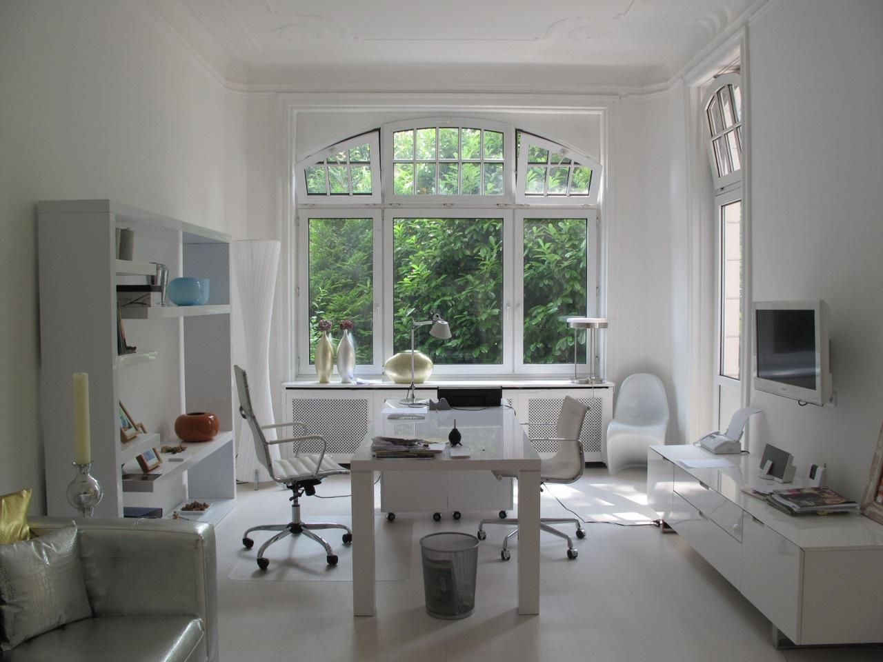 Wohn- und Arbeitsbereich in Weiß #bürostuhl #altbau #arbeitsecke #wohnzimmerarbeitsplatz ©scout for location