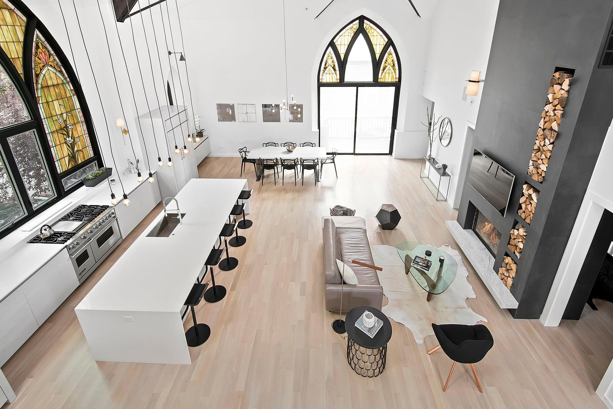 Wohnbereich einer ausgebauten Kirche #kamin #kücheninsel ©Scarfano Architects/Jim Tschetter