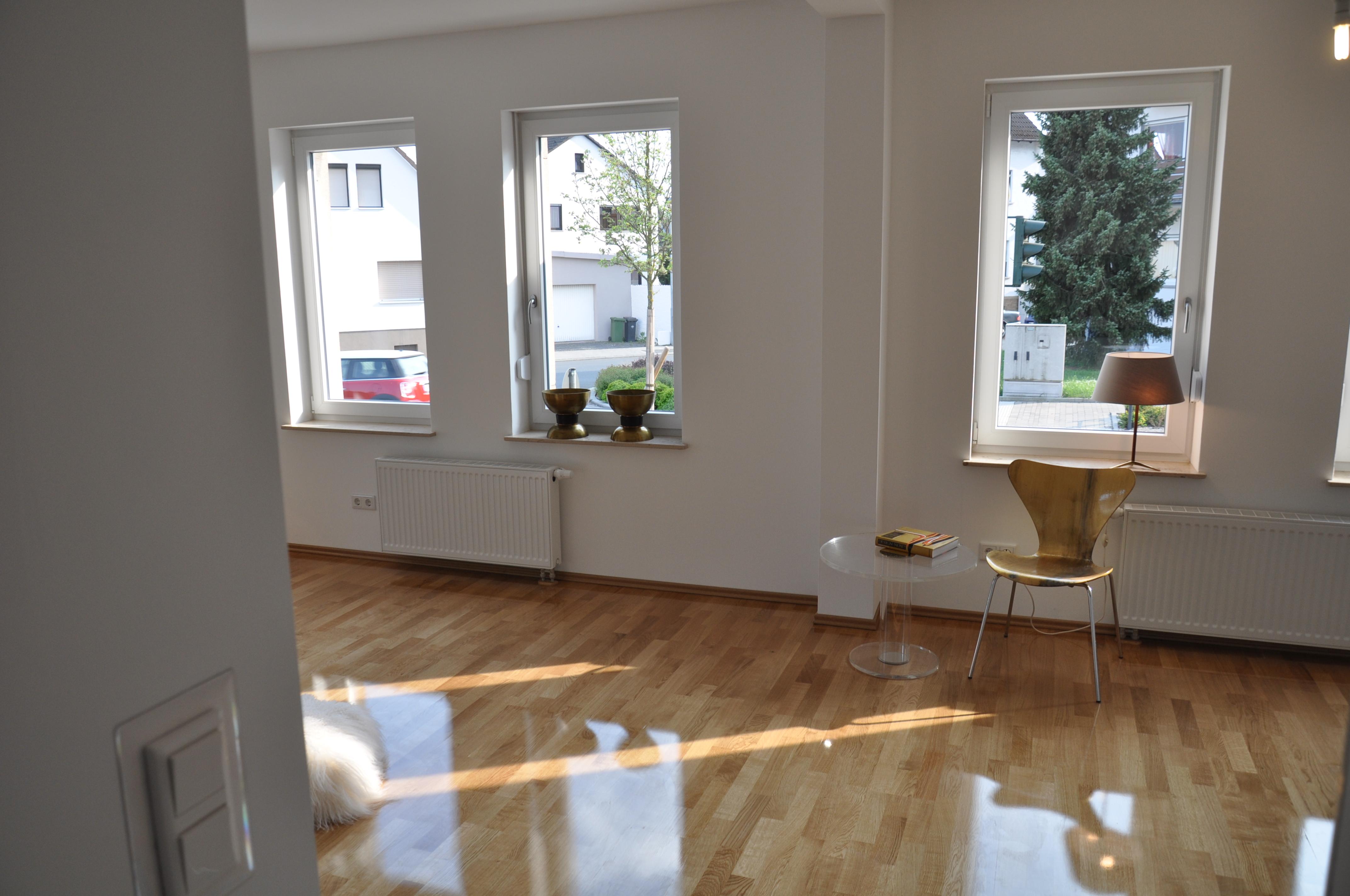 Wohnbereich im behaglichen 60 m2 Apartment zu mieten #kamin #wohnzimmer ©Tatjana Adelt