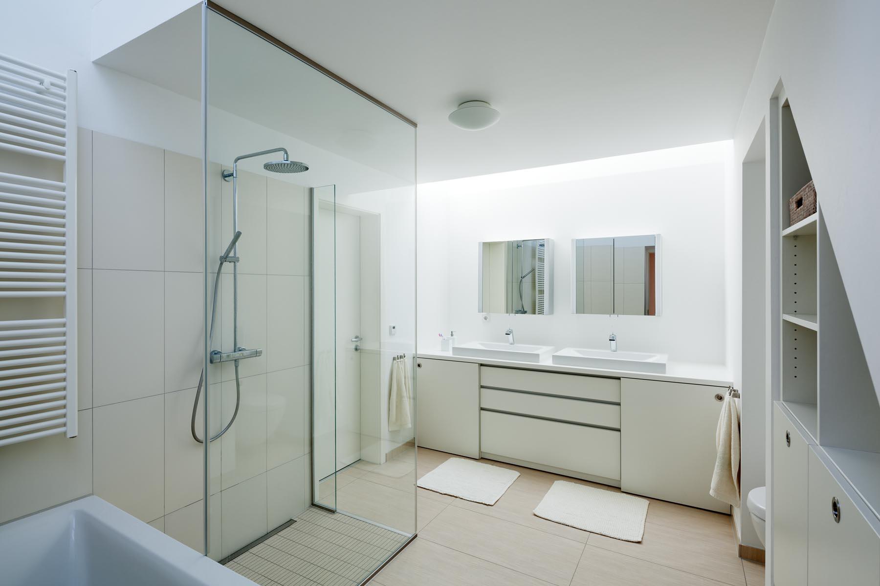 Wohnhaus mit Praxis #dusche #badmöbel #waschbecken ©Thomas Ott