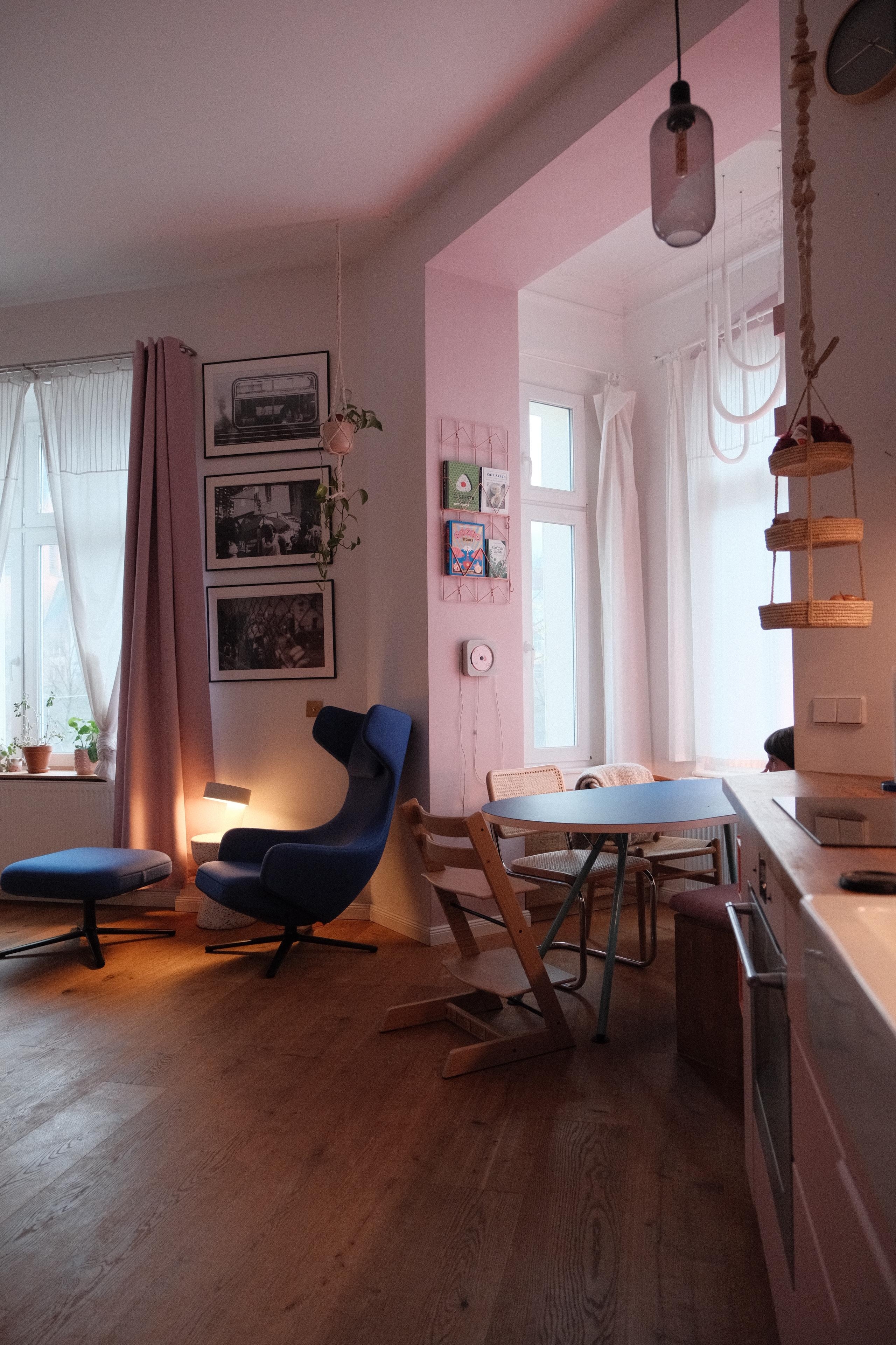 #wohnküche #altbauwohnung #couchliebt #gemütlich #farbenfroh #sessel #esstisch #essecke #essbereich #rosa #erker