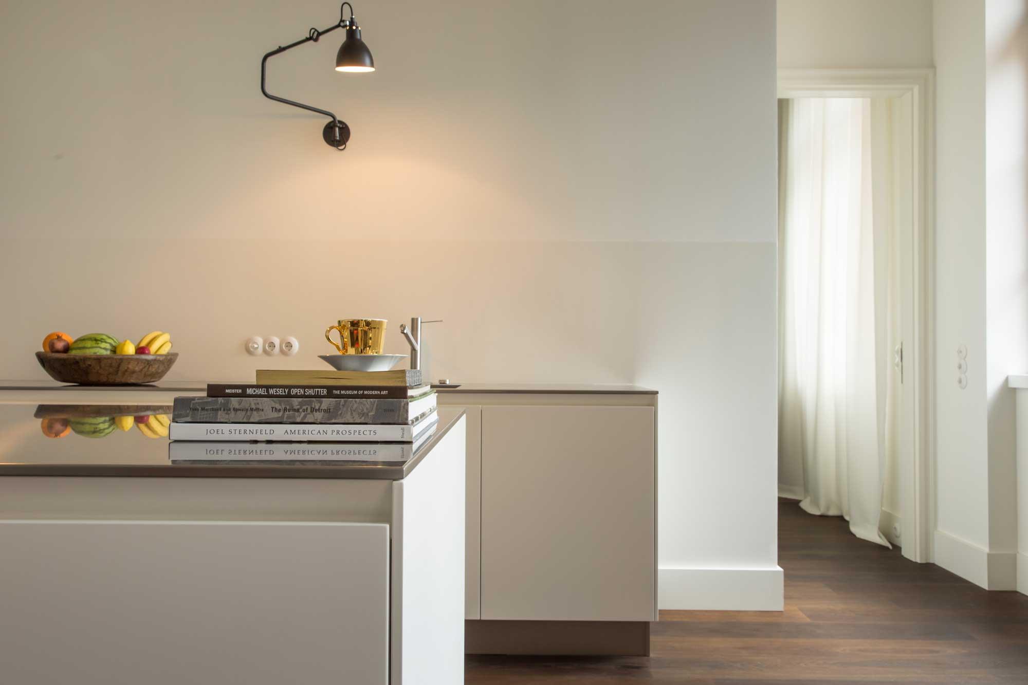 Wohnküche in denkmalgeschützem Altbau #küche #weißeküche #saniertealtbauküche ©RUBY design_living