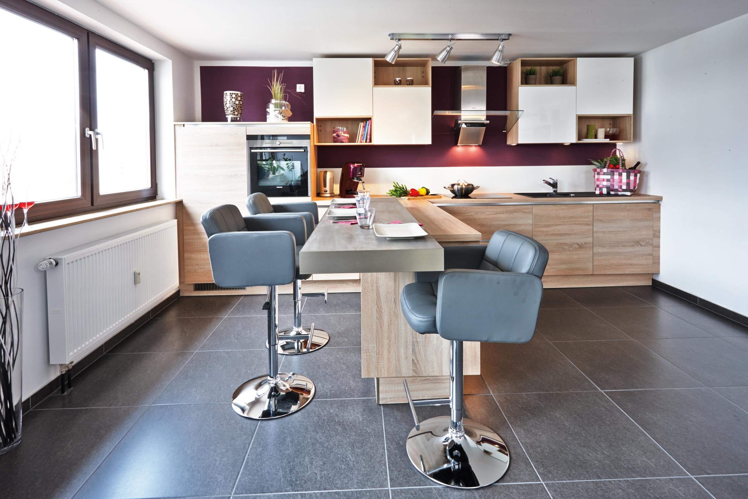 Wohnküche mit aufgesetzter Arbeitsplatte als Esstheke #barhocker #küche #arbeitsplatte #kücheninsel #esstheke ©Küchen Quelle GmbH