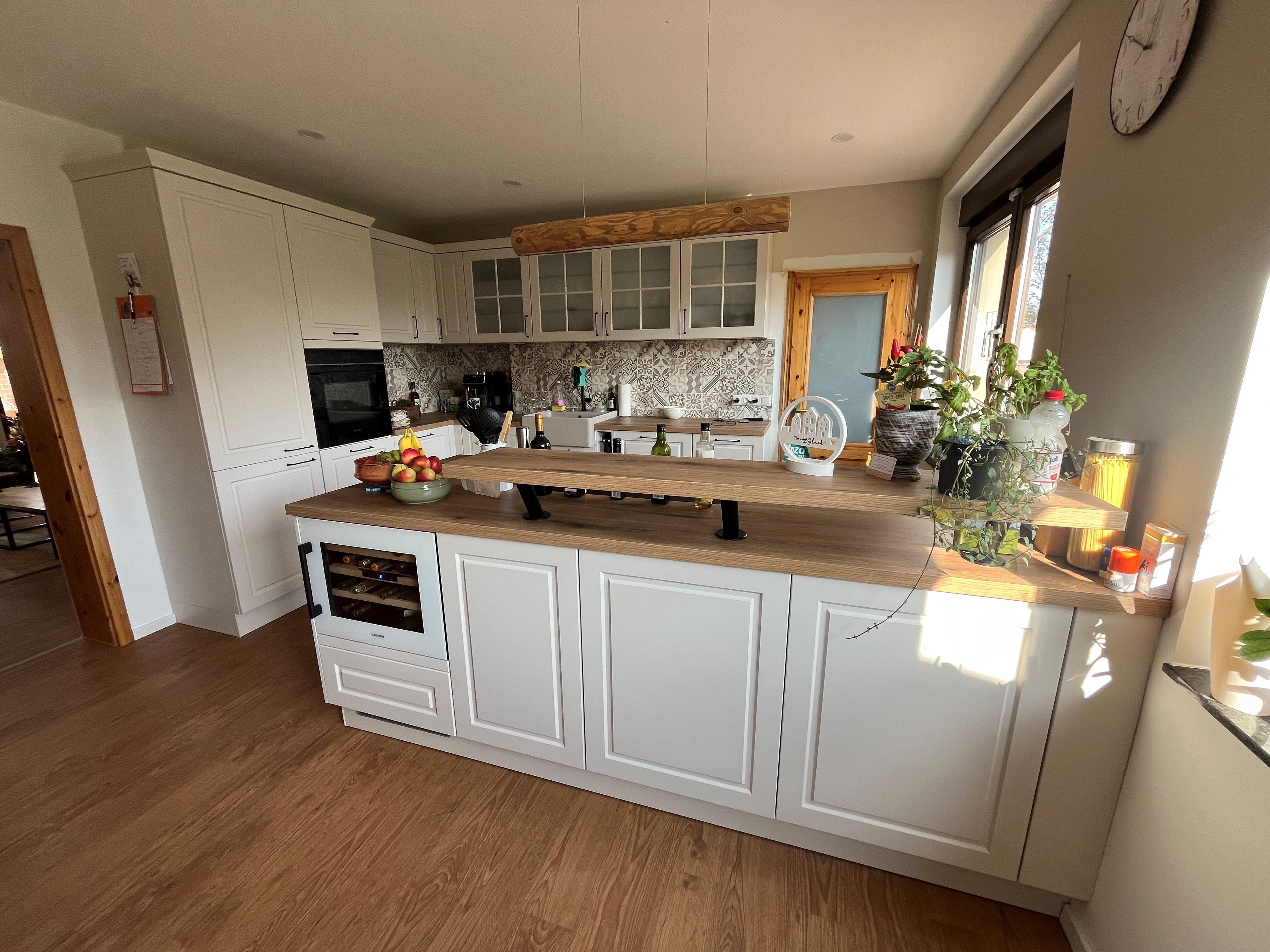Wohnliche Landhausküche #Küche #Landhaus #Kücheninspiration https://xanocs.com/kundeninspirationen/