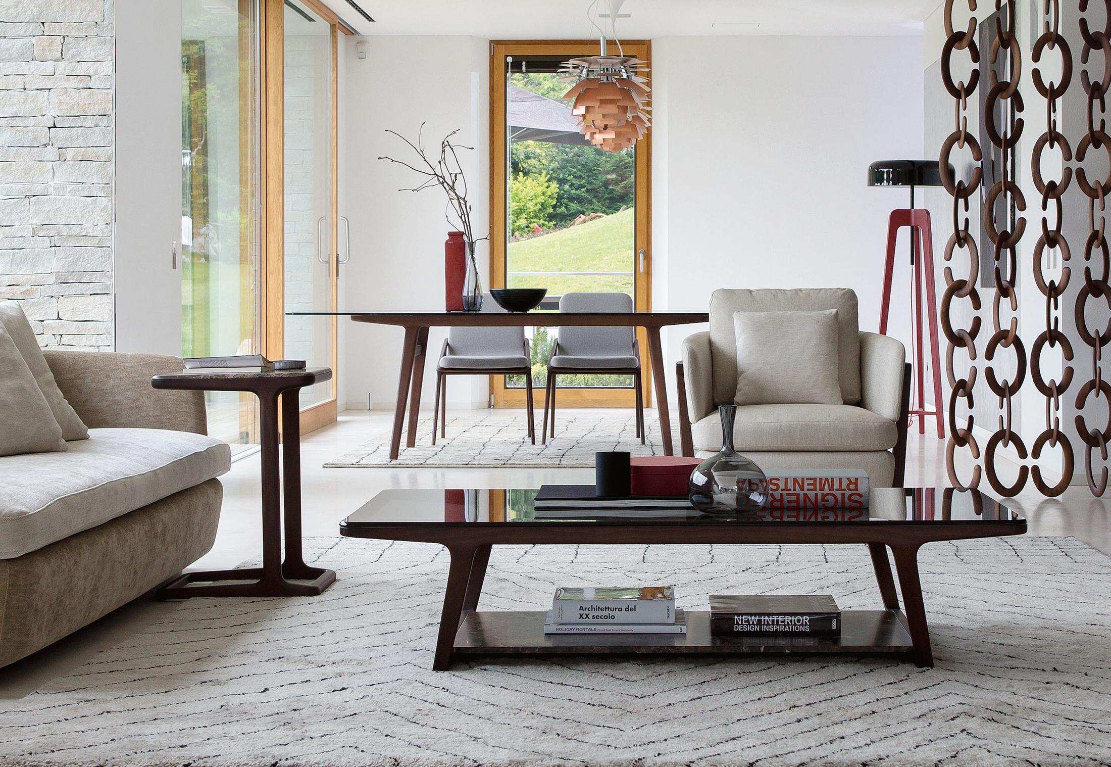 Wohnraum mit Raumtrenner optimal nutzen #stuhl #couchtisch #beistelltisch #teppich #esstisch #sessel #pendelleuchte #sofa ©Porada
