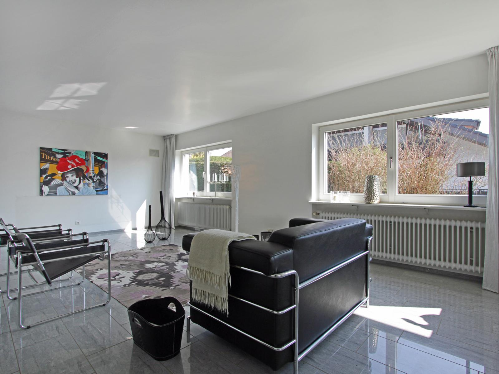 Wohnraumgestaltung #teppich #wohnzimmer #puristisch #heizung #tagesdecke ©Scheewe-Pfeil
