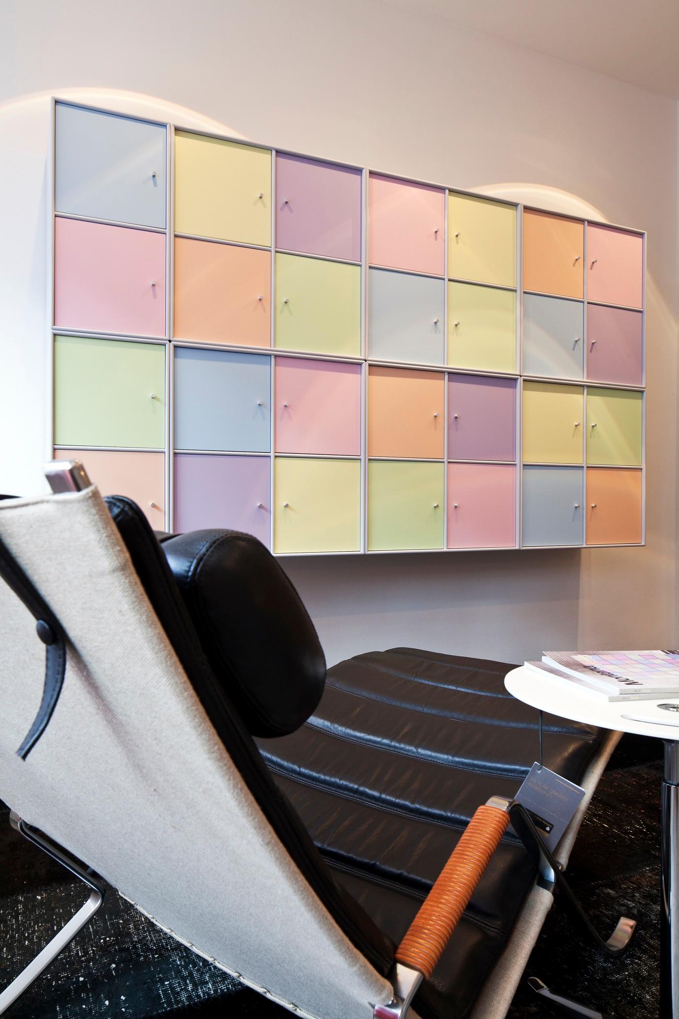 Wohnwand Pastell #beistelltisch #sessel #wandschrank #pastellfarbe ©POPO GmbH