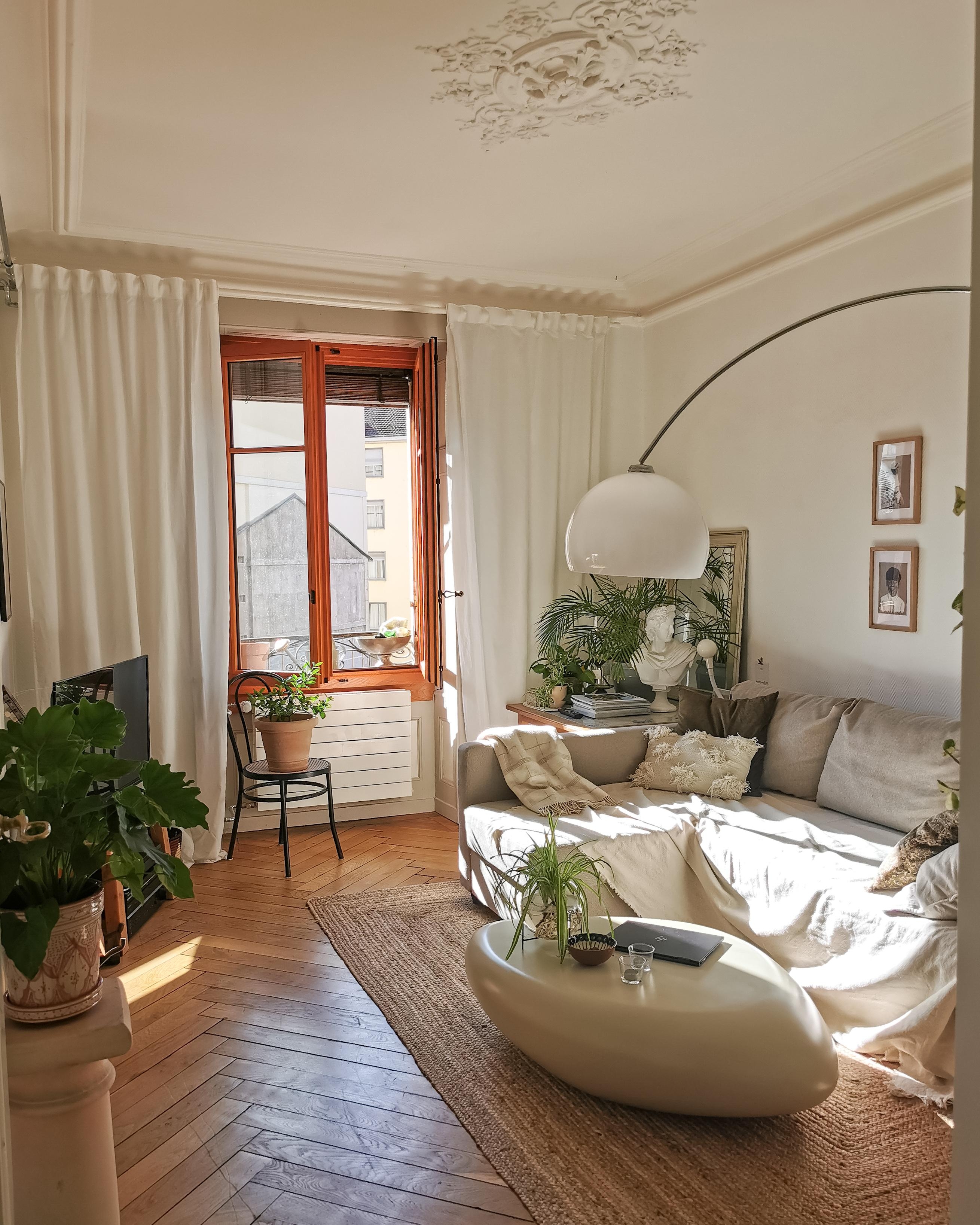 Wohnzimmer 🌿😌 #happyweekend #sofa #bogenlampe #pflanzenliebe #juteteppich #naturalinterior #steintisch