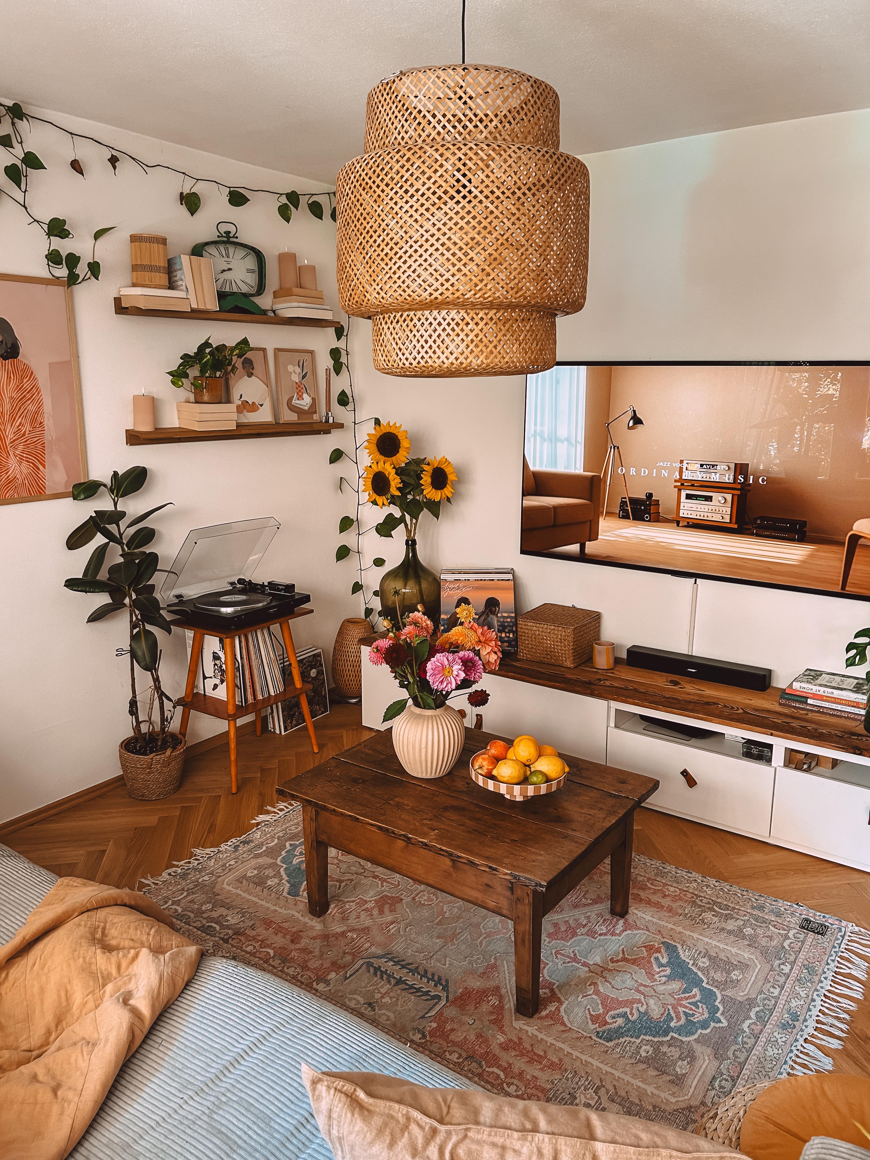 #wohnzimmer #ästhetik #ikea #sofa #blumen #wandregal #plattensammlung