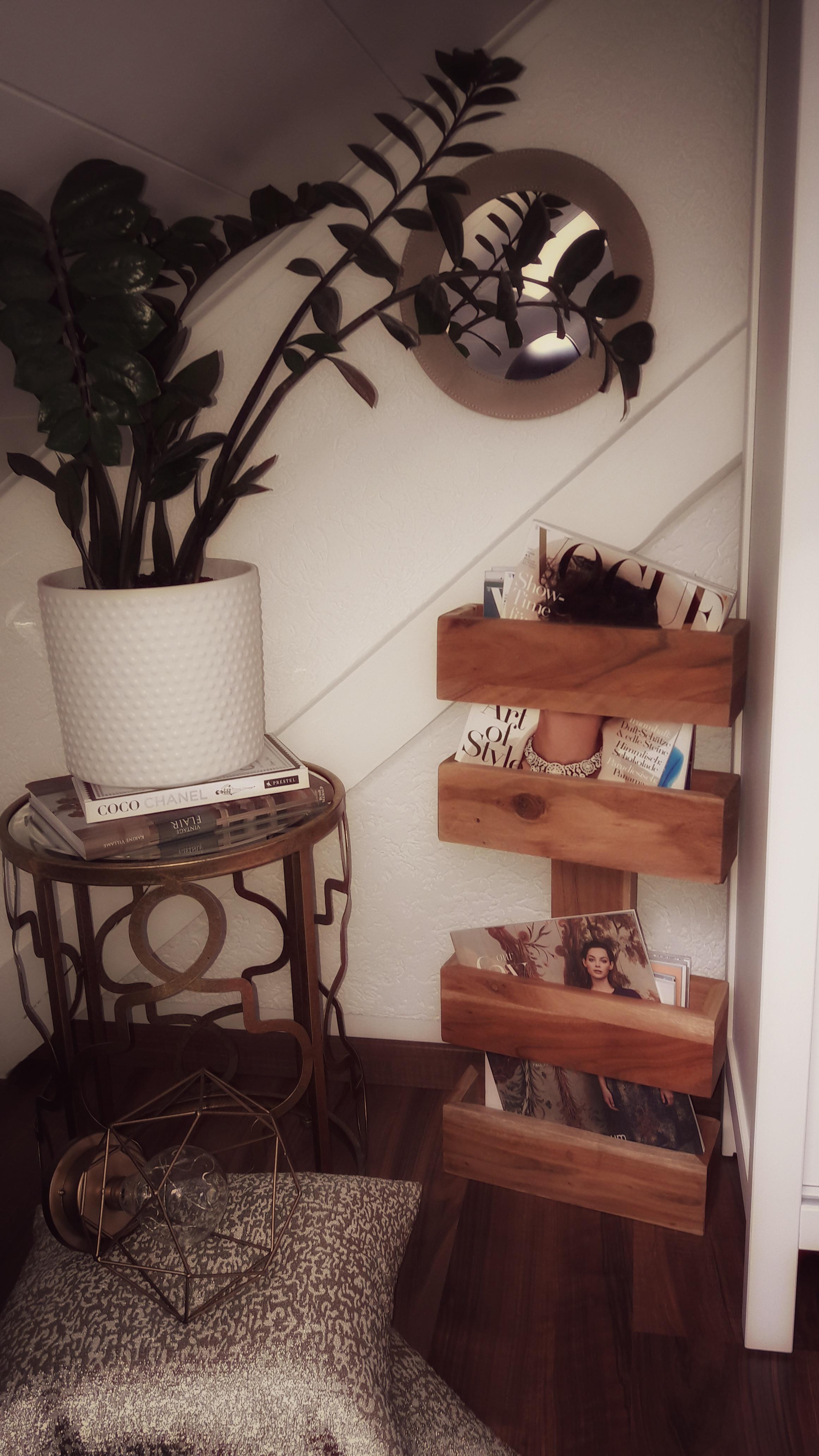 #Wohnzimmer #Akazienholz #Zeitungsständer #Pflanzen #Gold #Beistelltisch 
