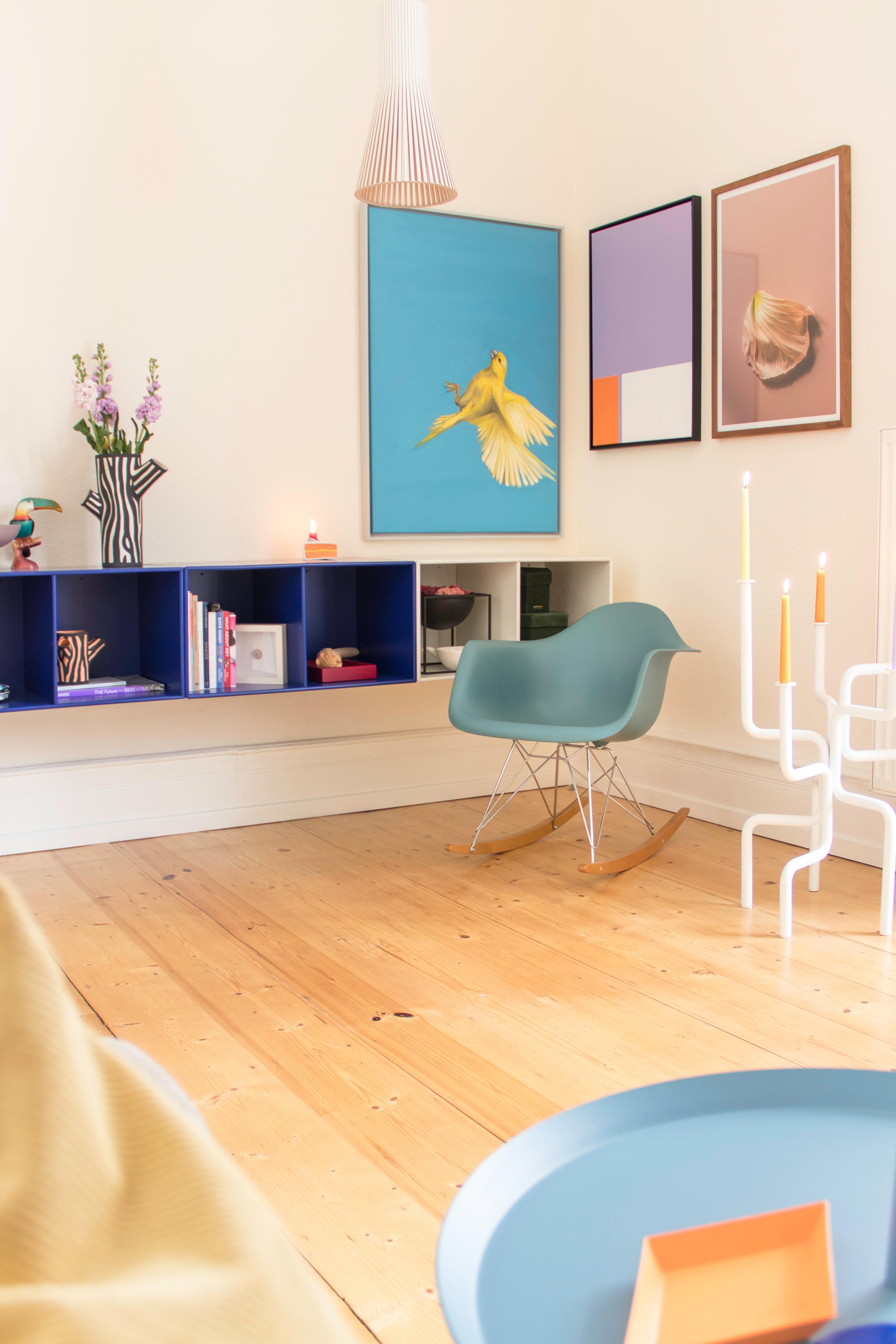 #wohnzimmer #altbau #dielenboden #couchliebt #schaukelstuhl #farbenfroh #skandi #kunst #blau #flieder #candycolors