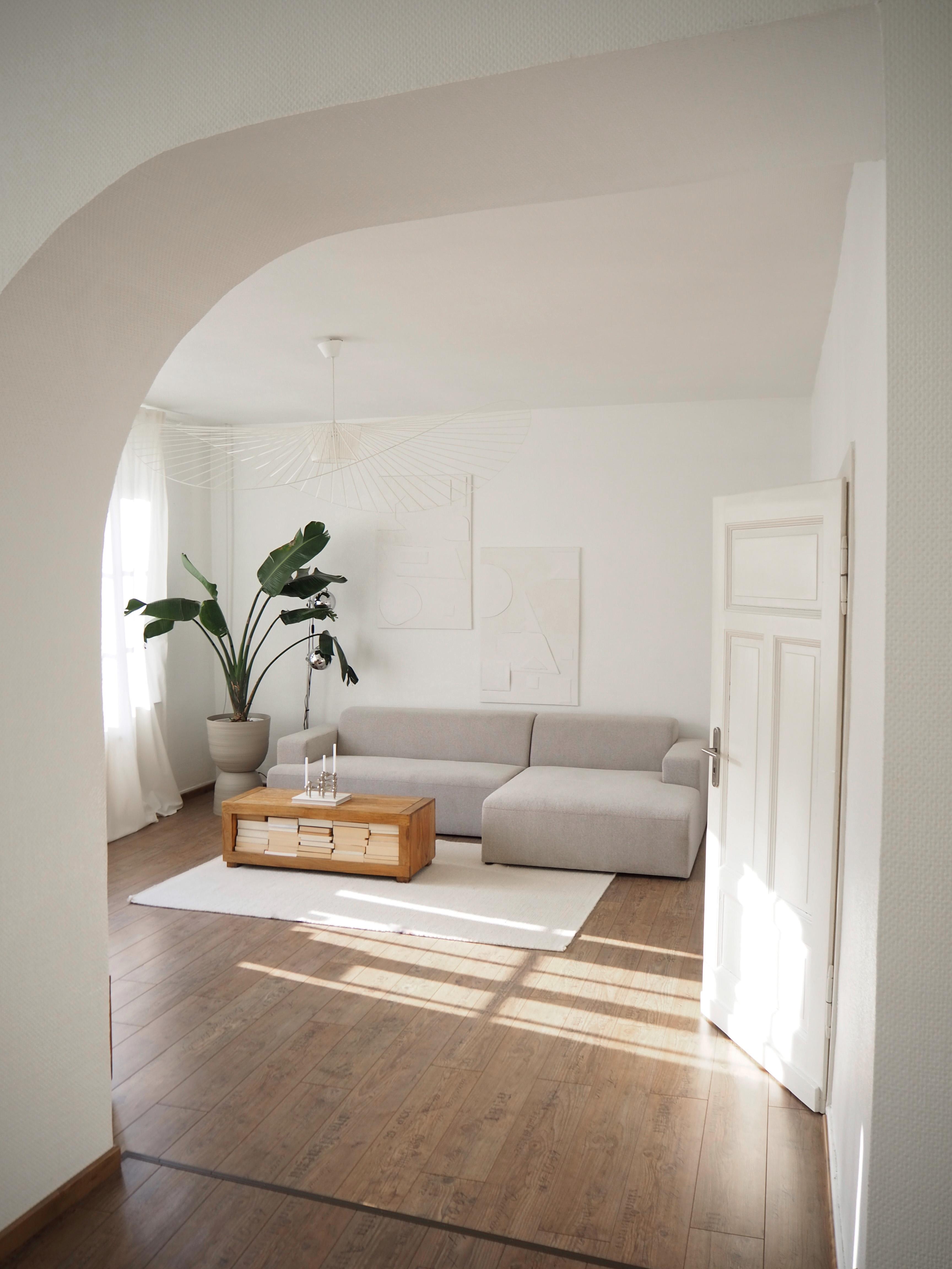 #wohnzimmer #altbau #ordnung #minimalismus #couch #sofa #sofaecke #weiss #pflanze