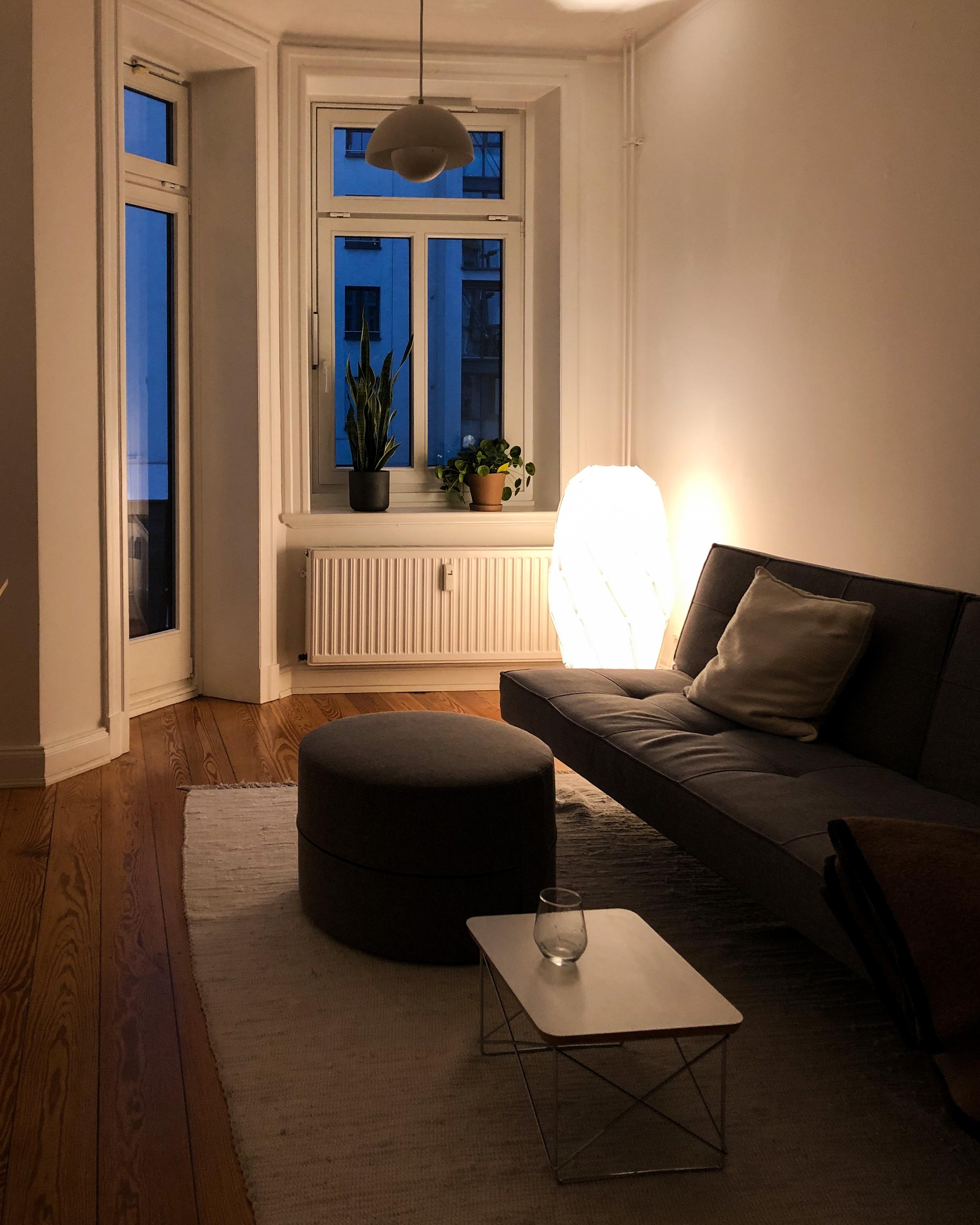 #wohnzimmer #altbauliebe #abendlicht #stehleuchte #cozy #hygge #minimalism #softminimalism #sofa #hamburginterior
