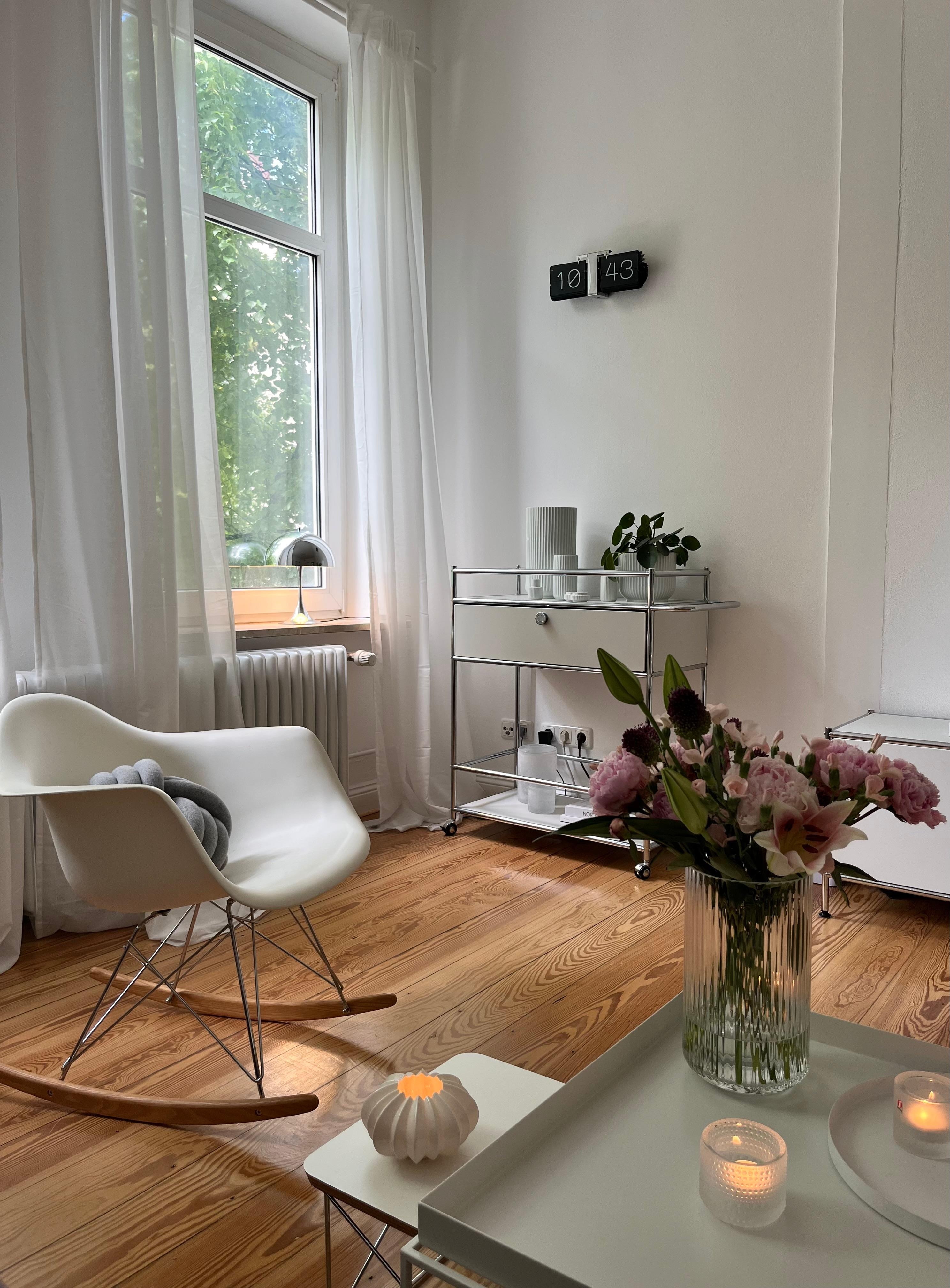 #wohnzimmer #altbauliebe #skandinavischwohnen #frischeblumen #danishdesign #leuchtenliebe 