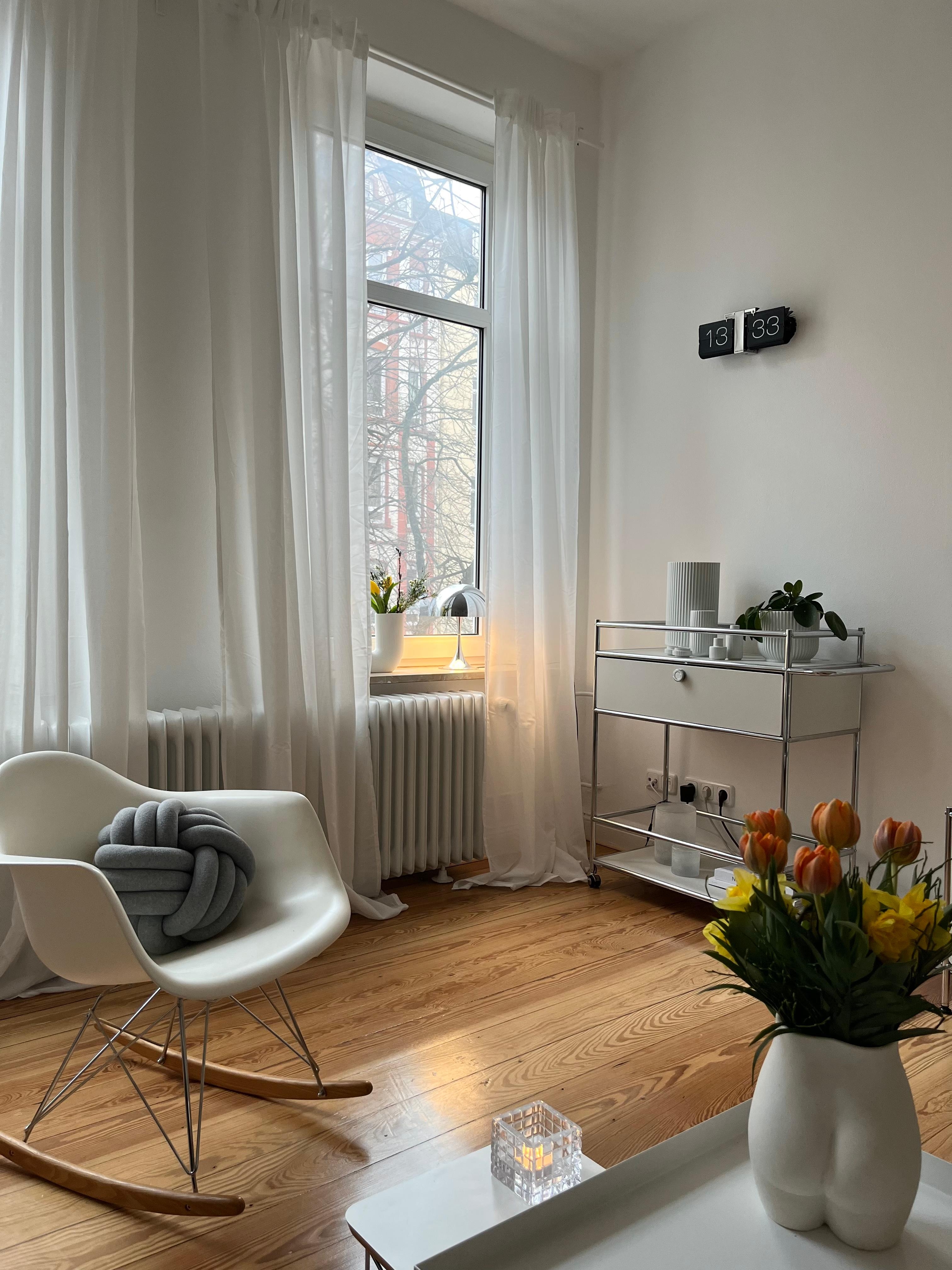 #wohnzimmer #altbauwohnung #skandinavischwohnen #vasenliebe #frischeblumen #leuchtenliebe 