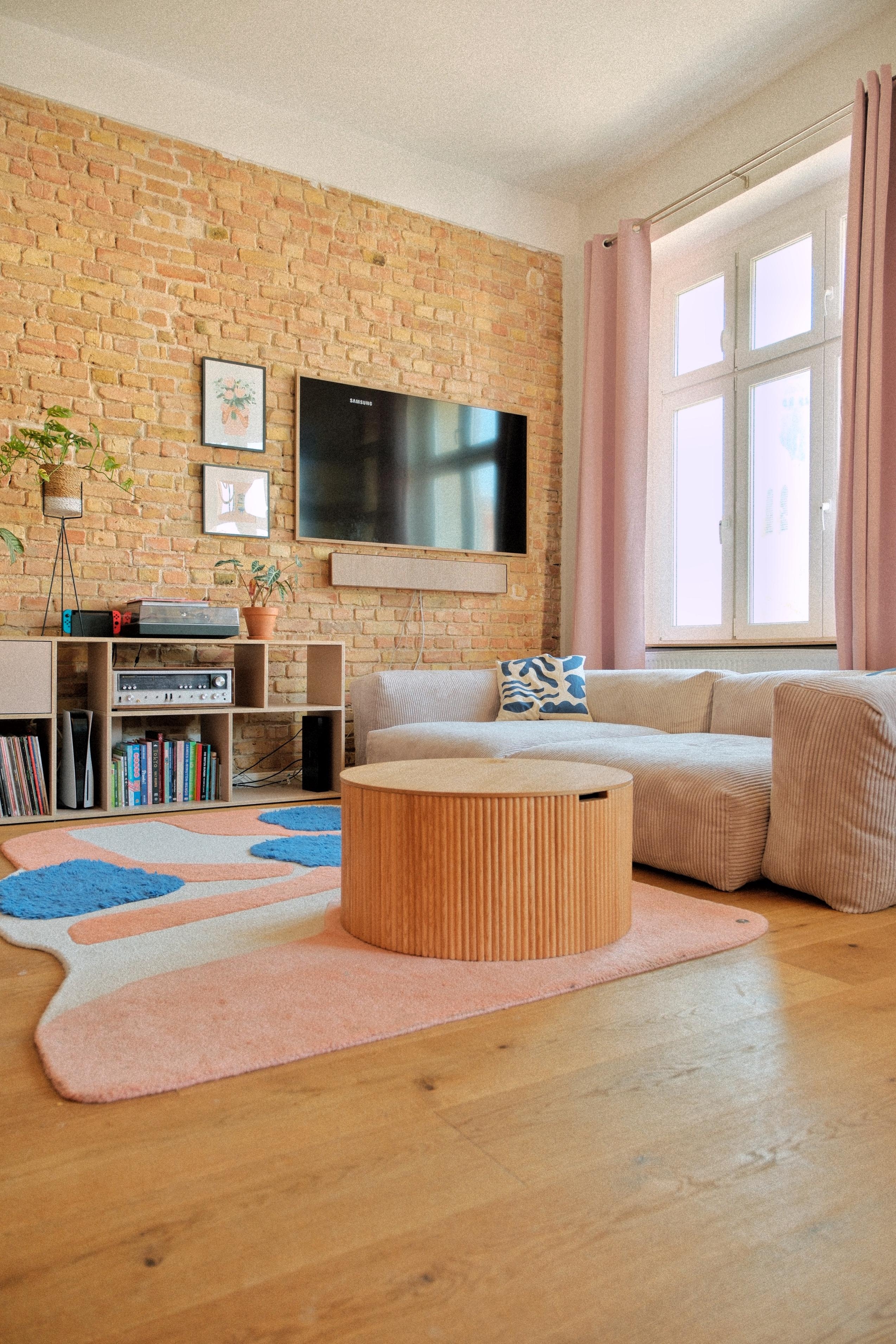 #wohnzimmer #backsteinwand #altbauwohnung #couchliebt #gemütlich #stauraum #farbenfroh #interior #sofa #tv #teppich