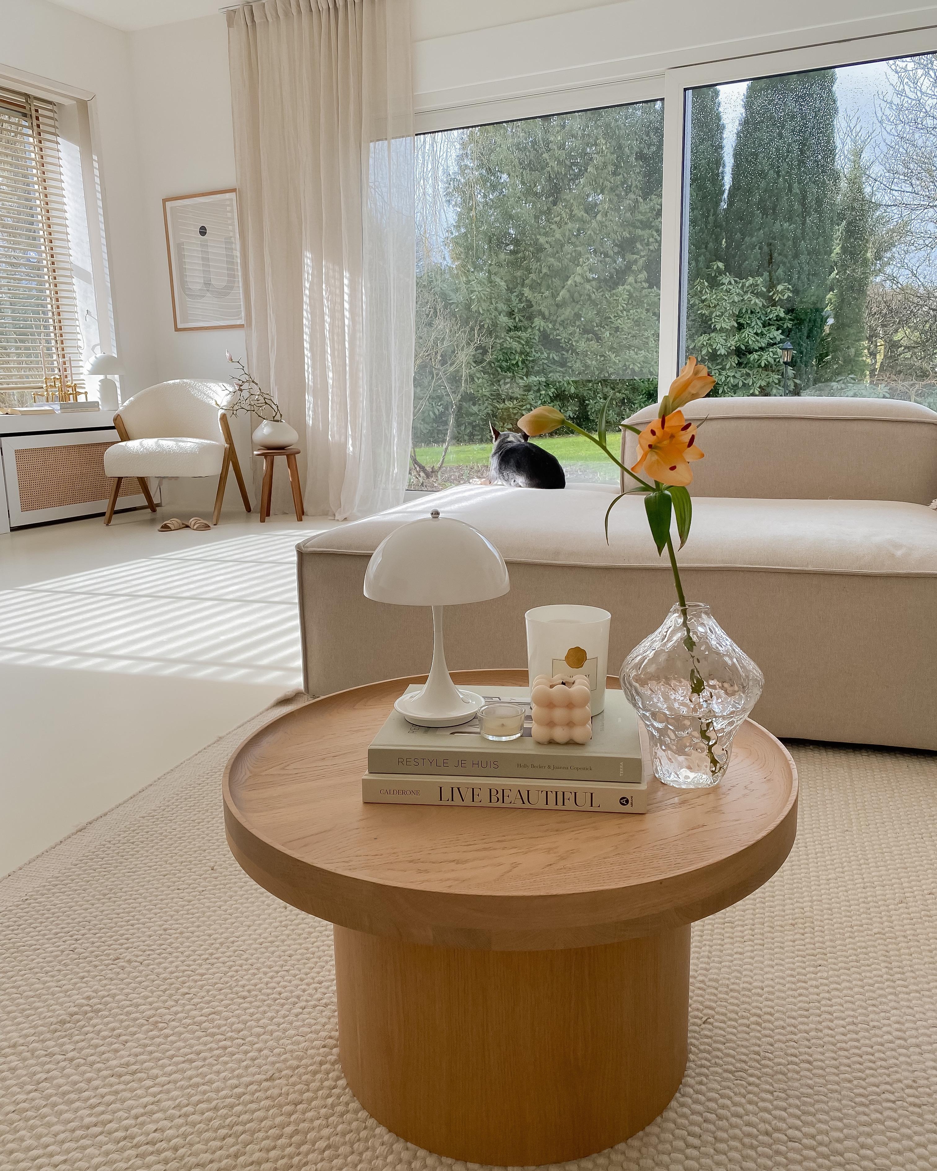 #wohnzimmer #beige #couchtisch #fenster #bungalow #couch #westwing #tablebooks #tischleuchte #whiteliving #skandi 