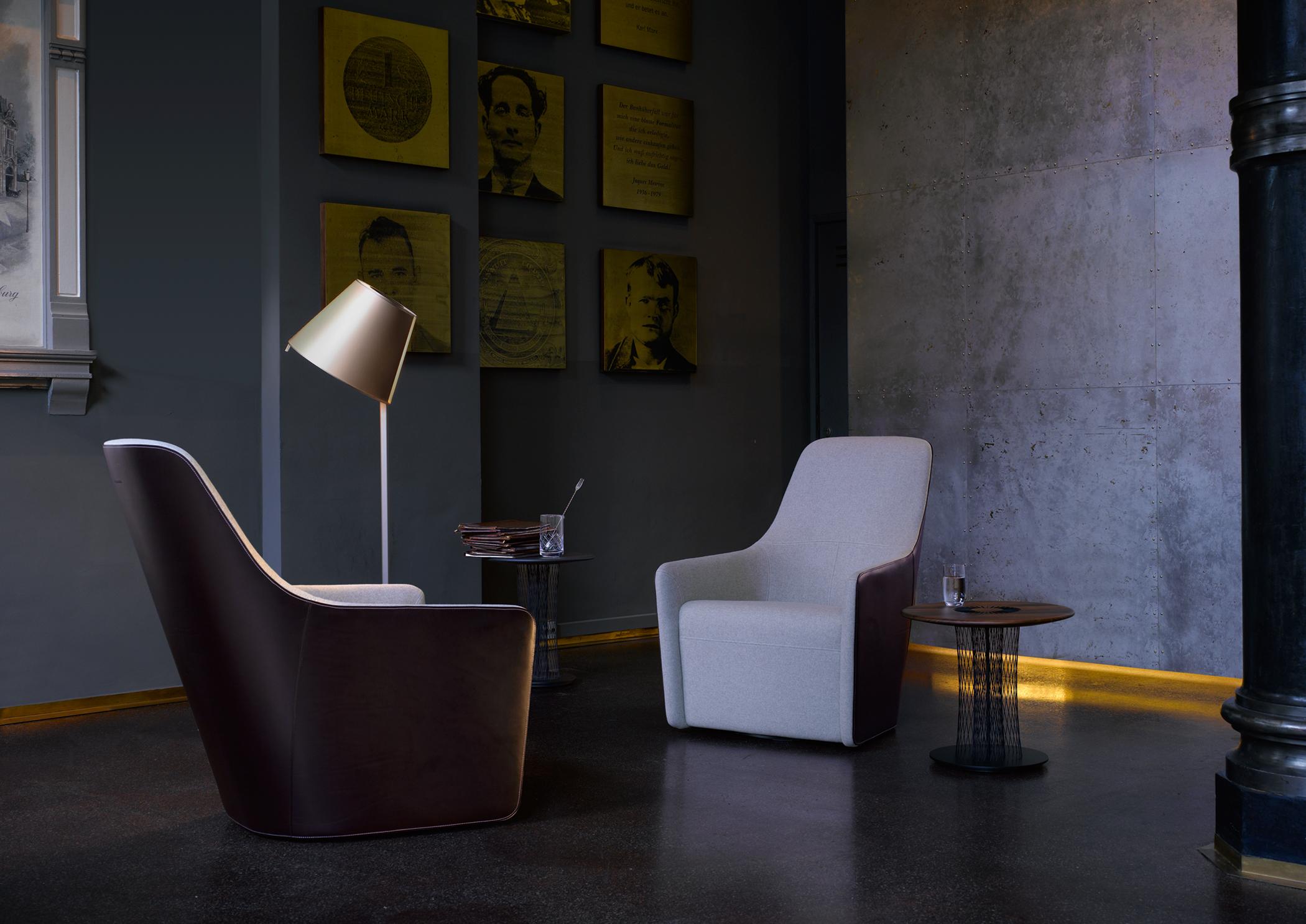 Wohnzimmer #beistelltisch #sessel #stehlampe #grauersessel ©Walter Knoll, Designer: Foster + Partners