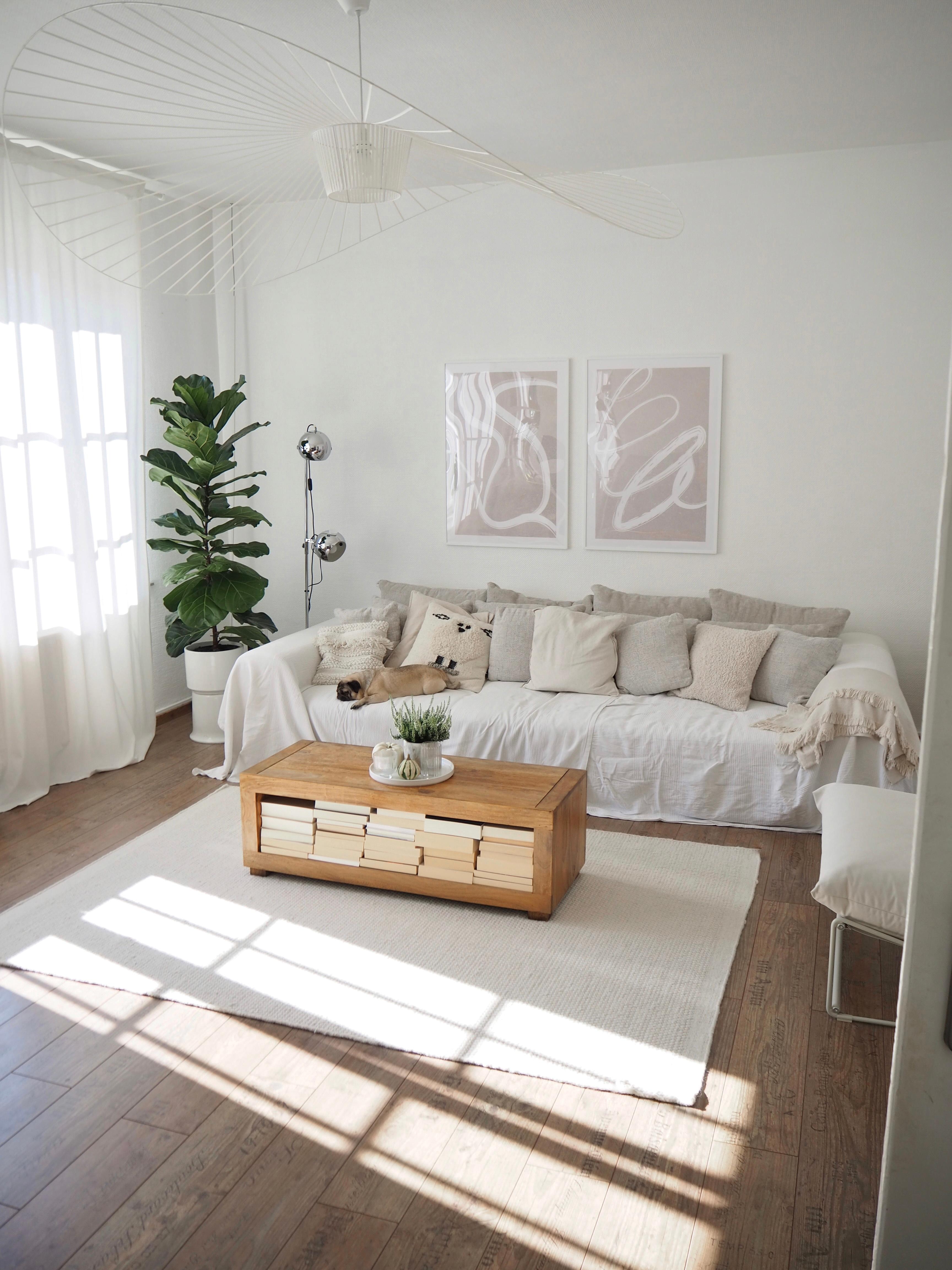 #wohnzimmer #bilder #couchtisch #holz #deckenlampe #weißwohnen #herbstdeko #altbau #sofa #kissen #tischdeko #kürbis
