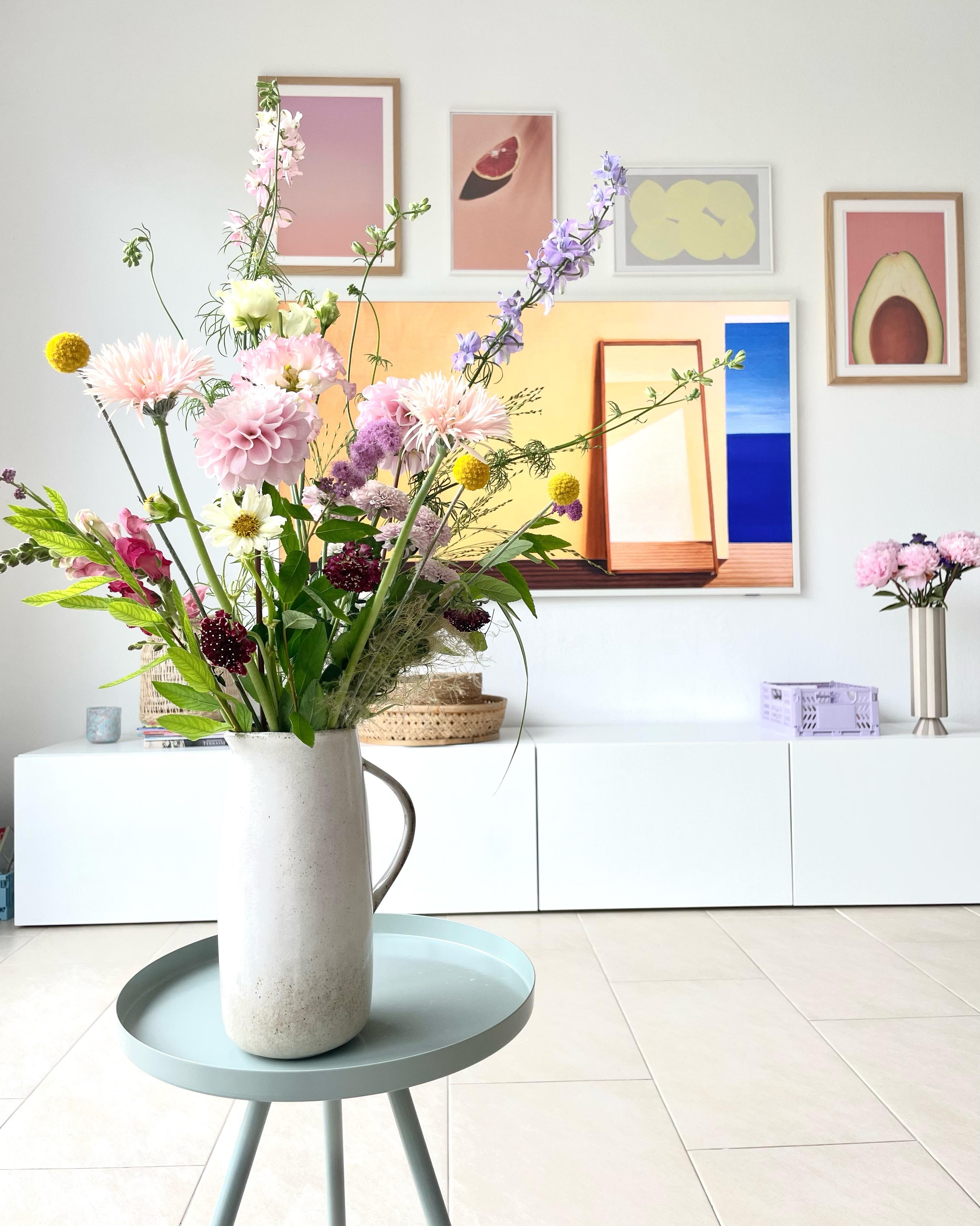 #wohnzimmer #bilderwand #colourful #farbe #tvwand #blumen #flowers #livingroom 