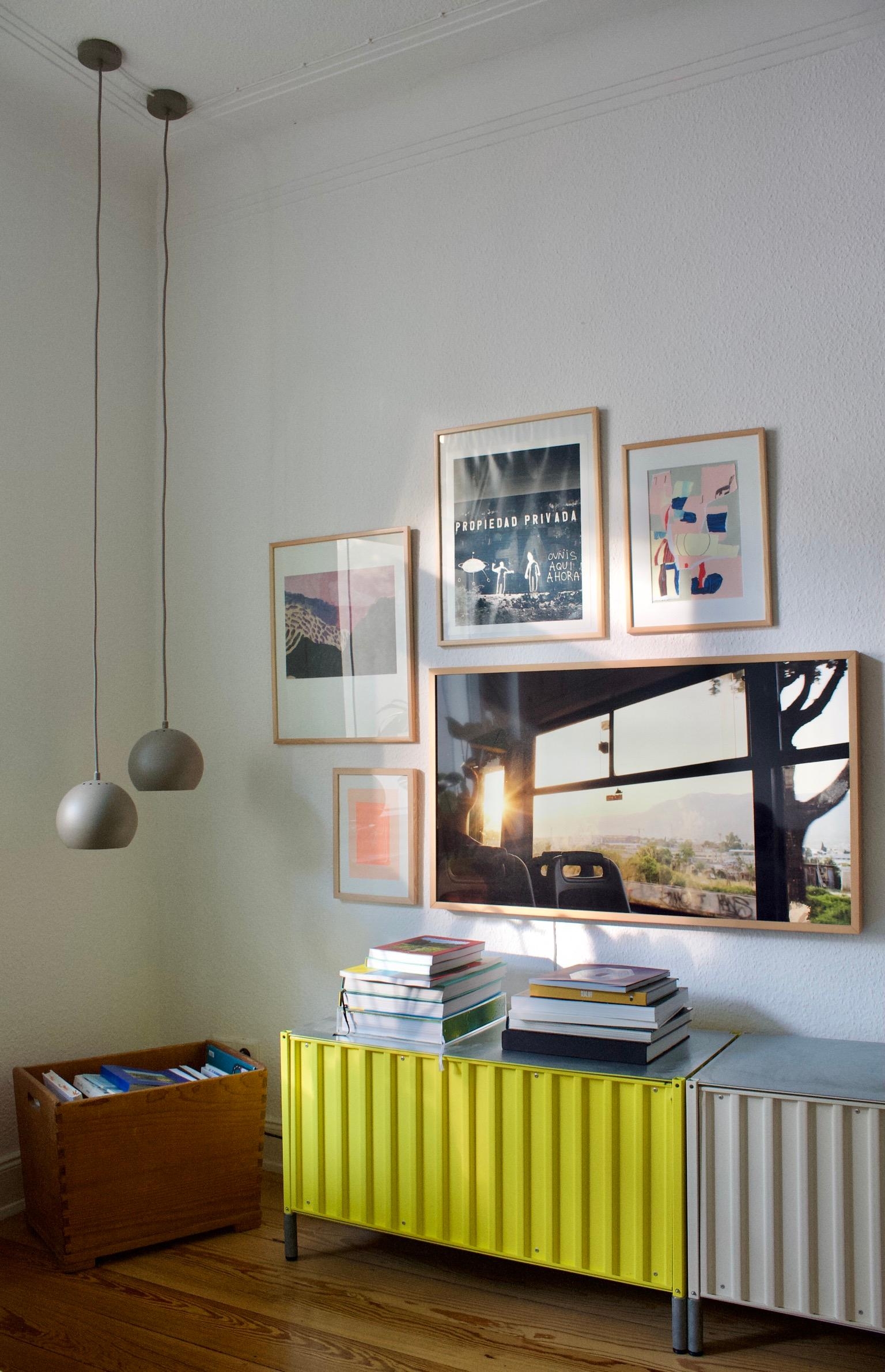#wohnzimmer #bilderwand #lampendesign #sideboard #tv #bücher 