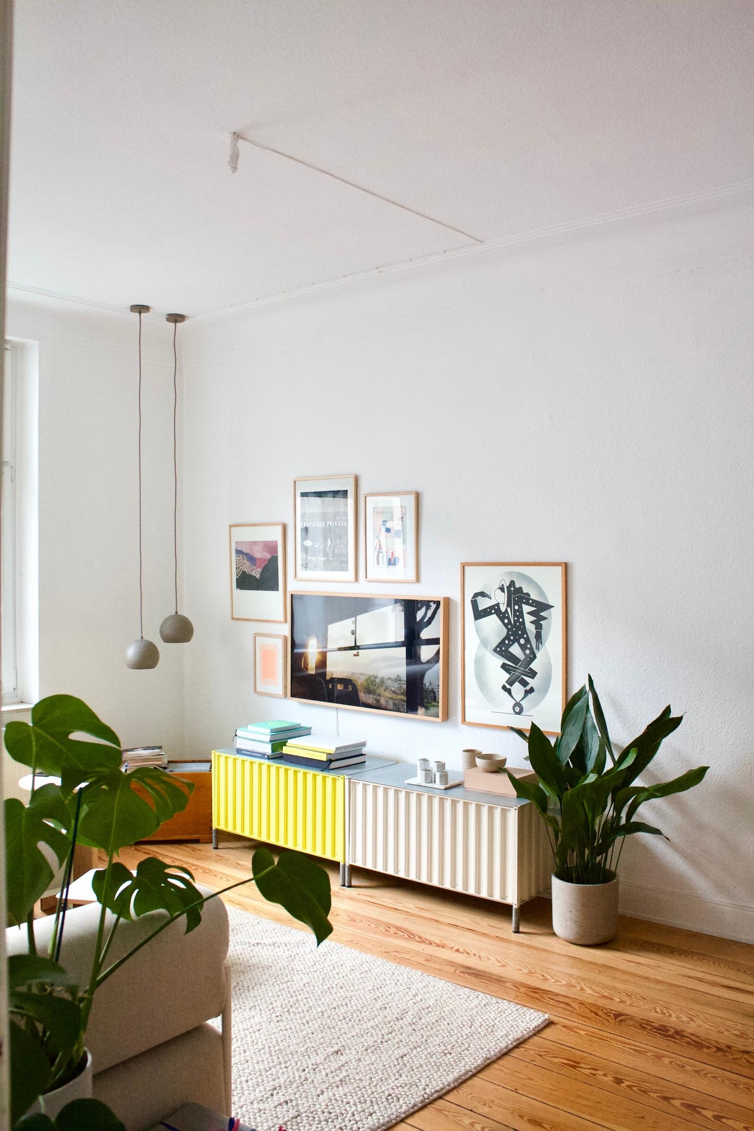 #wohnzimmer #bilderwand #sideboard #altbau #dielenboden #pflanzen #tv 