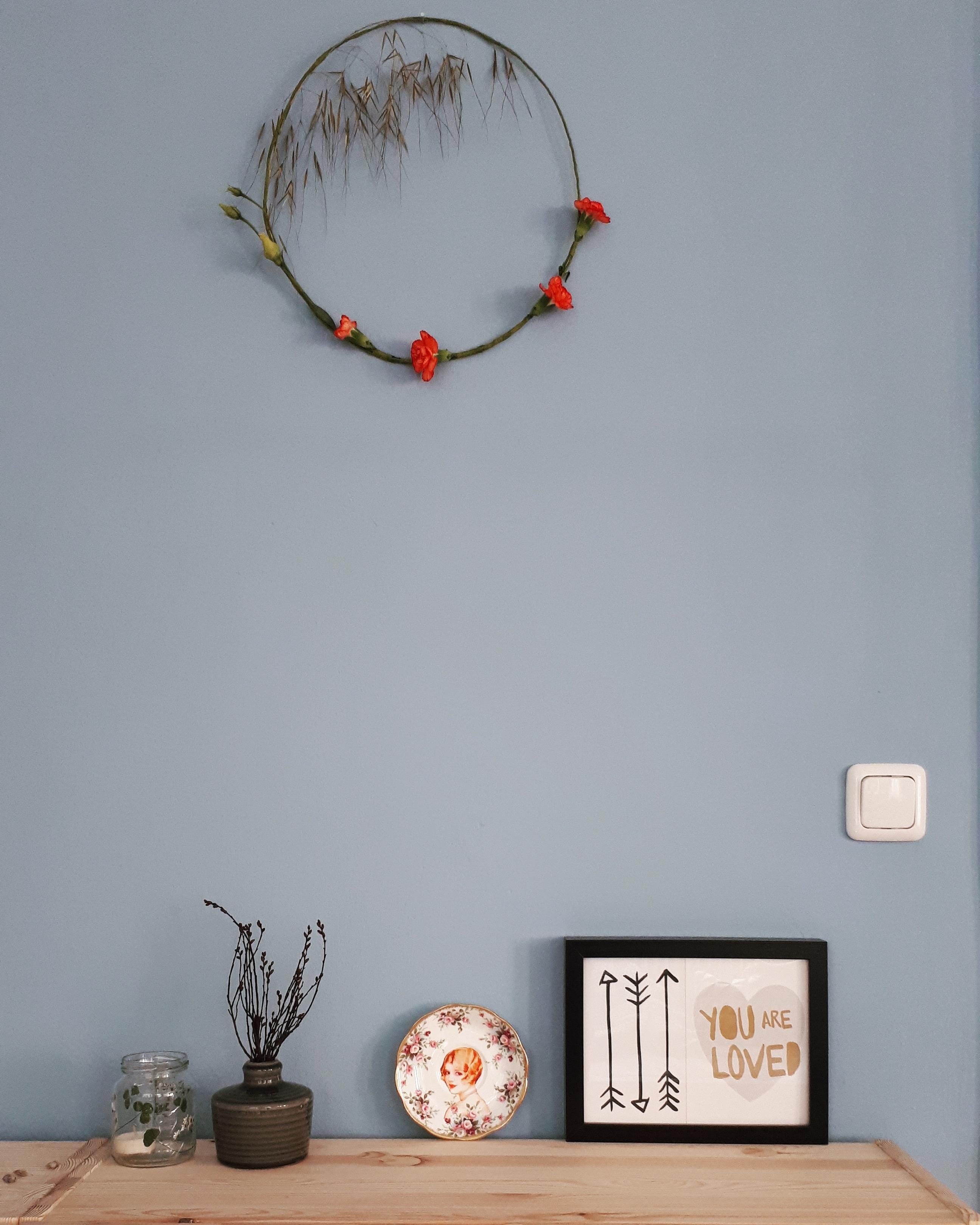 #Wohnzimmer #blaueWand #Kranz #Sideboard #Ikea #Ivar #Altbau #Altbauliebe #DIY #Kranz #Kranzliebe 