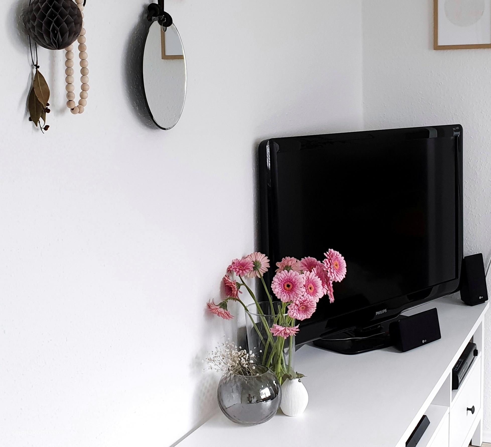 #wohnzimmer #blumen #dekoration #tv #ikea