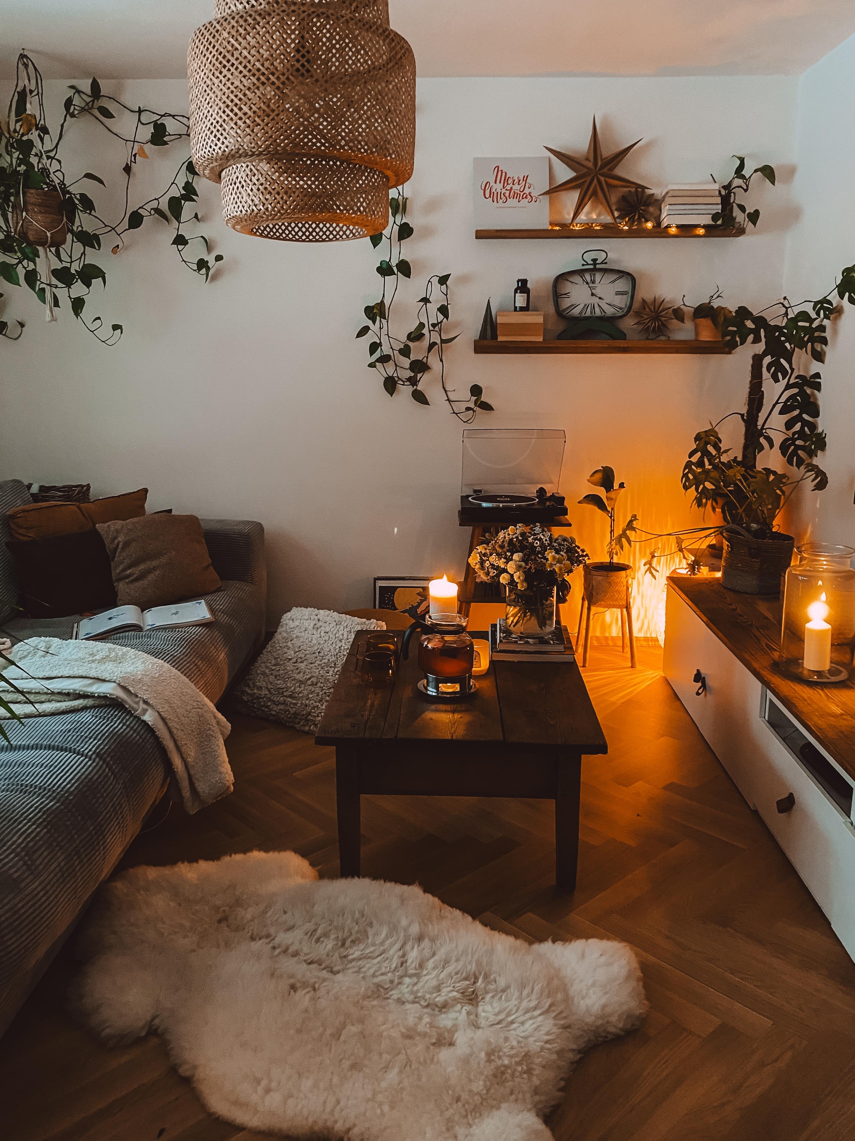#wohnzimmer #boho #advent #pflanzen #couch #cordsofa 